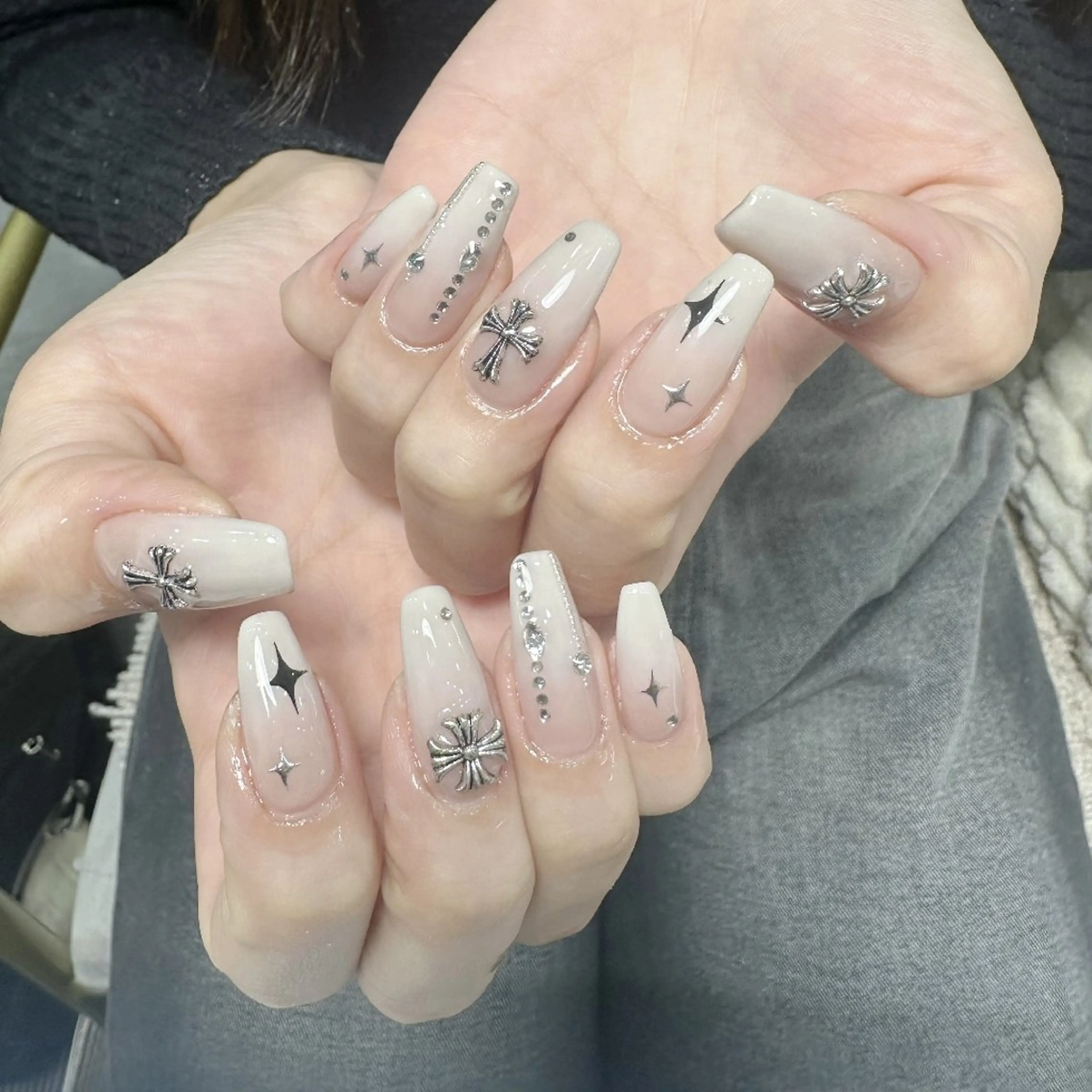 ネイル チークネイル フレンチネイル ジェルネイル ガラスフレンチ キラキラネイル ハンドネイル UM Nail Salonのネイルデザイン