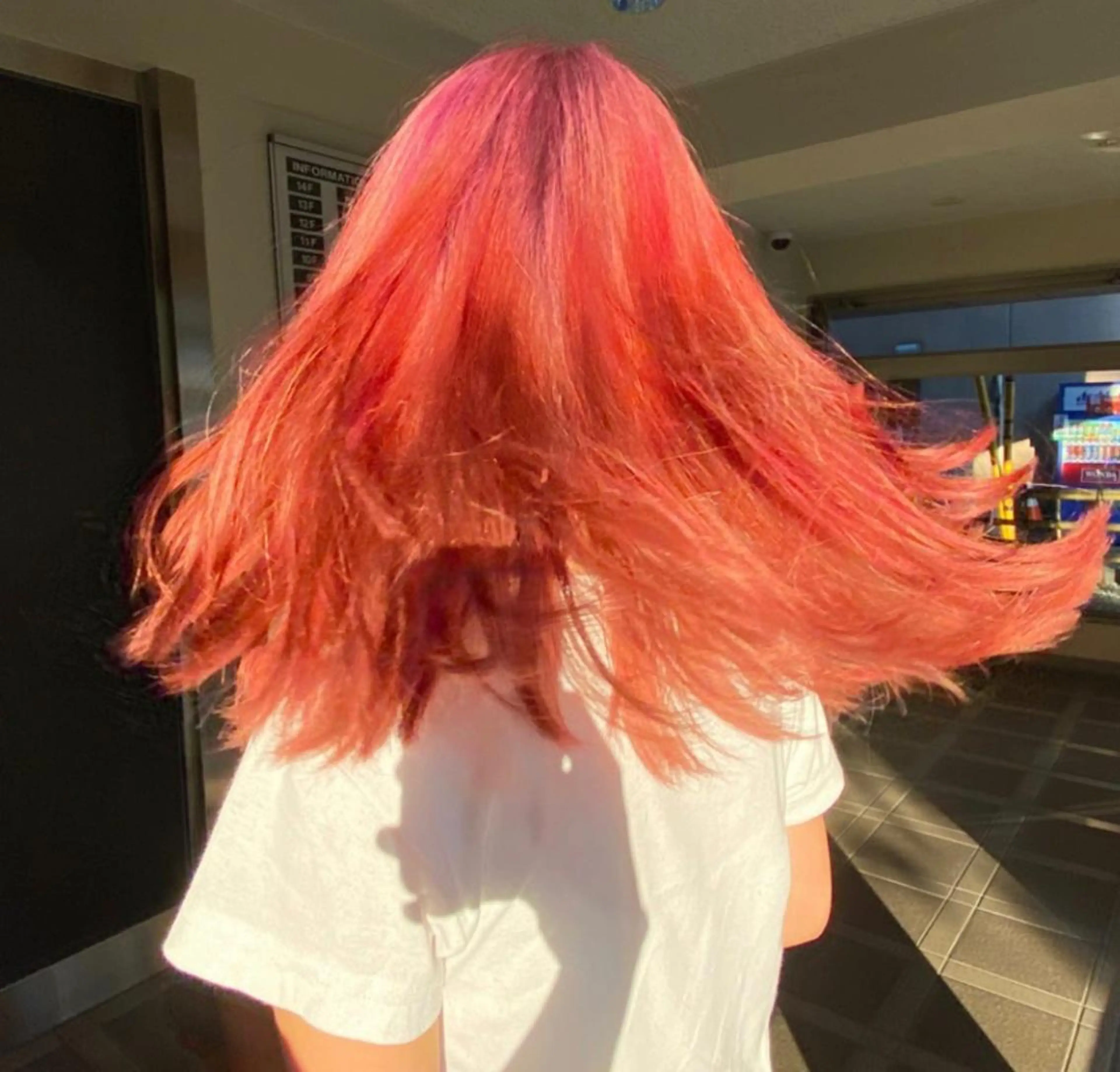 ミディアム カラー ケアブリーチ/ エクステ/レイヤーのヘアスタイル