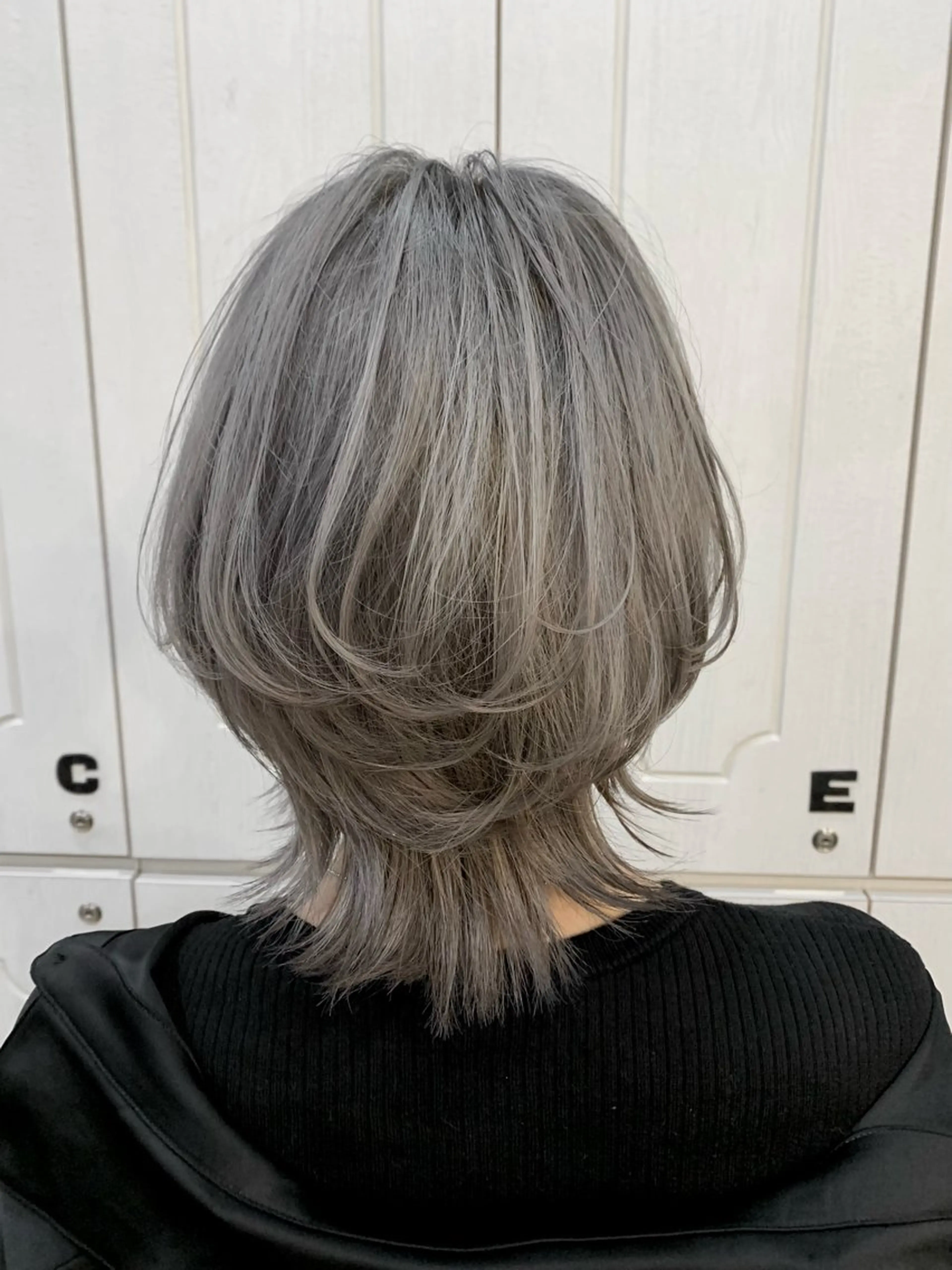 ミディアム カラー シルバー GUESTs(ゲスト)所属・T つぐみのヘアスタイル