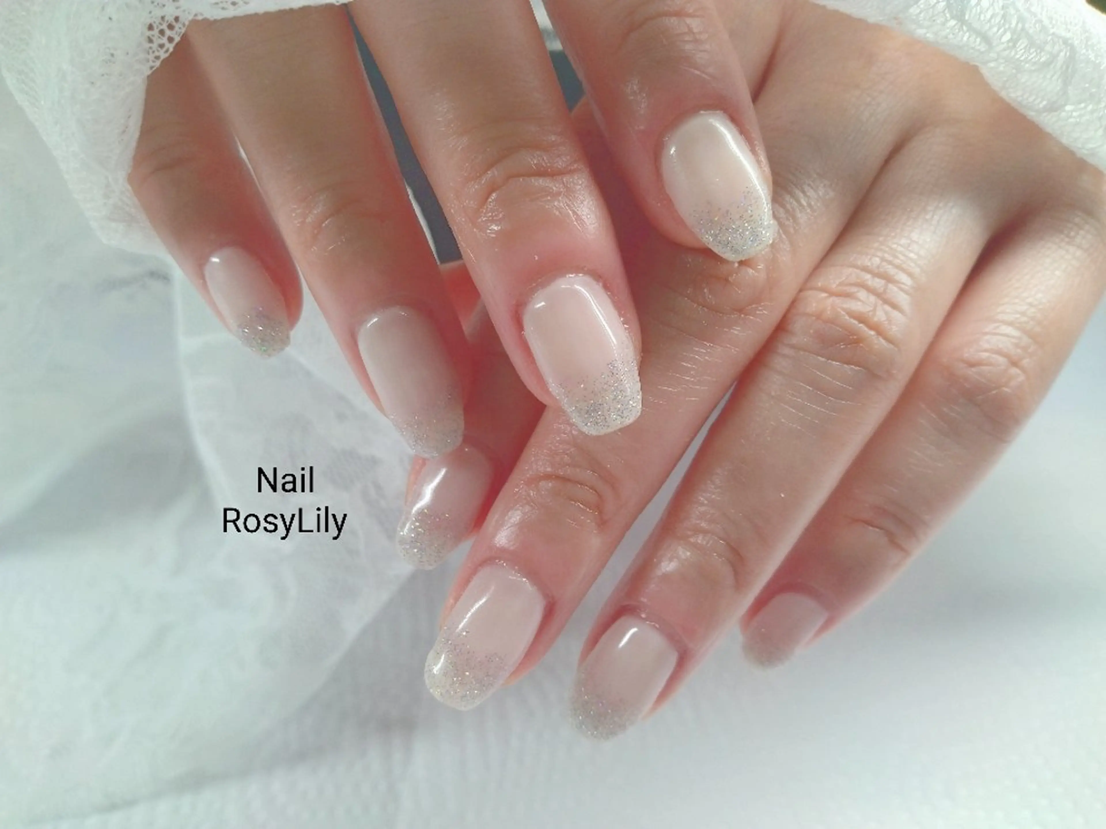 ネイル ラメ(グリッター) シンプルネイル ホワイト プライベートサロン RosyLily所属・プライベートサロン Rosy Lilyのネイルデザイン