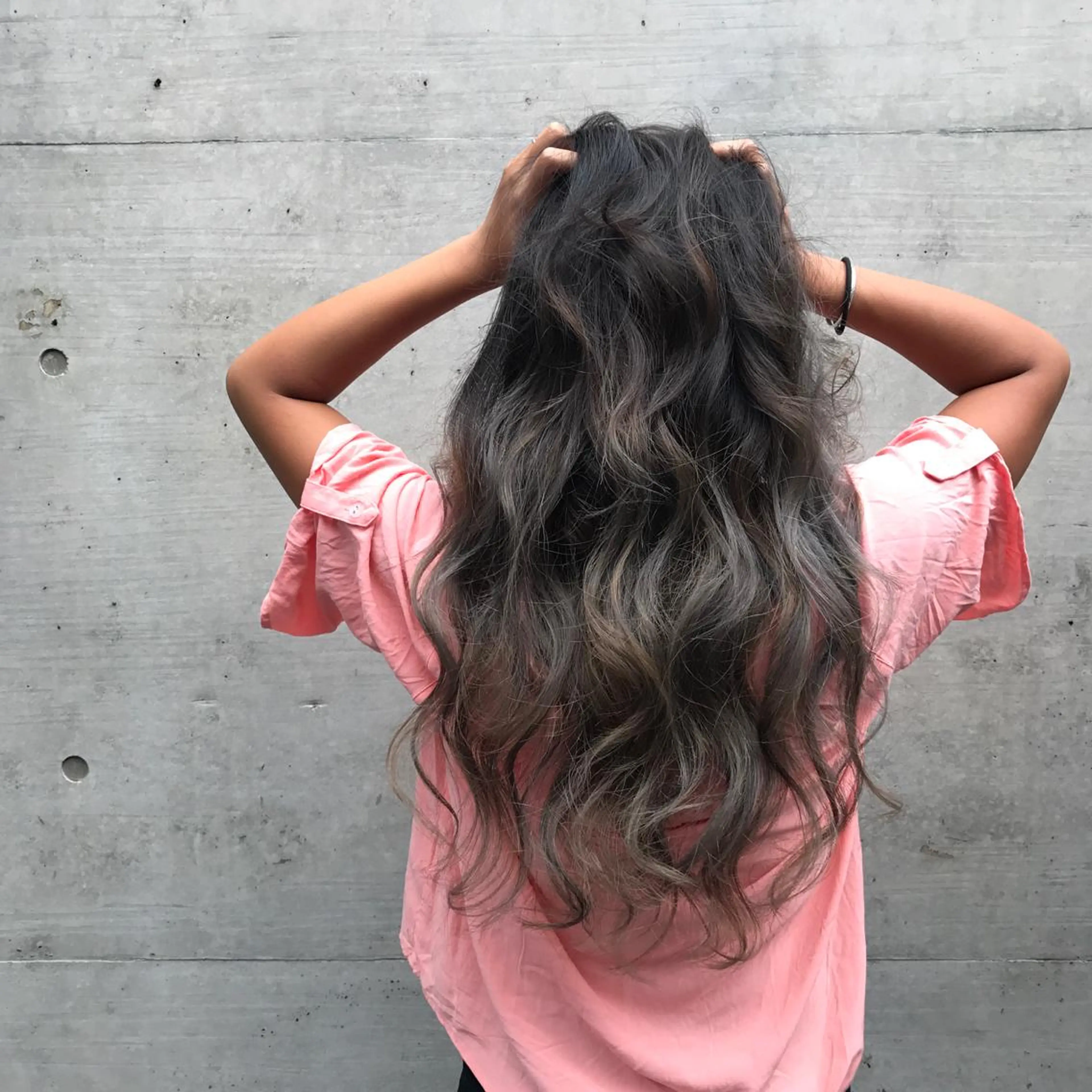 ロング カラー ベージュカラー ダークグレー ハイライトカラー ハイライト ヘアカラー cfr professional artist salon所属・佐野 智史のヘアスタイル