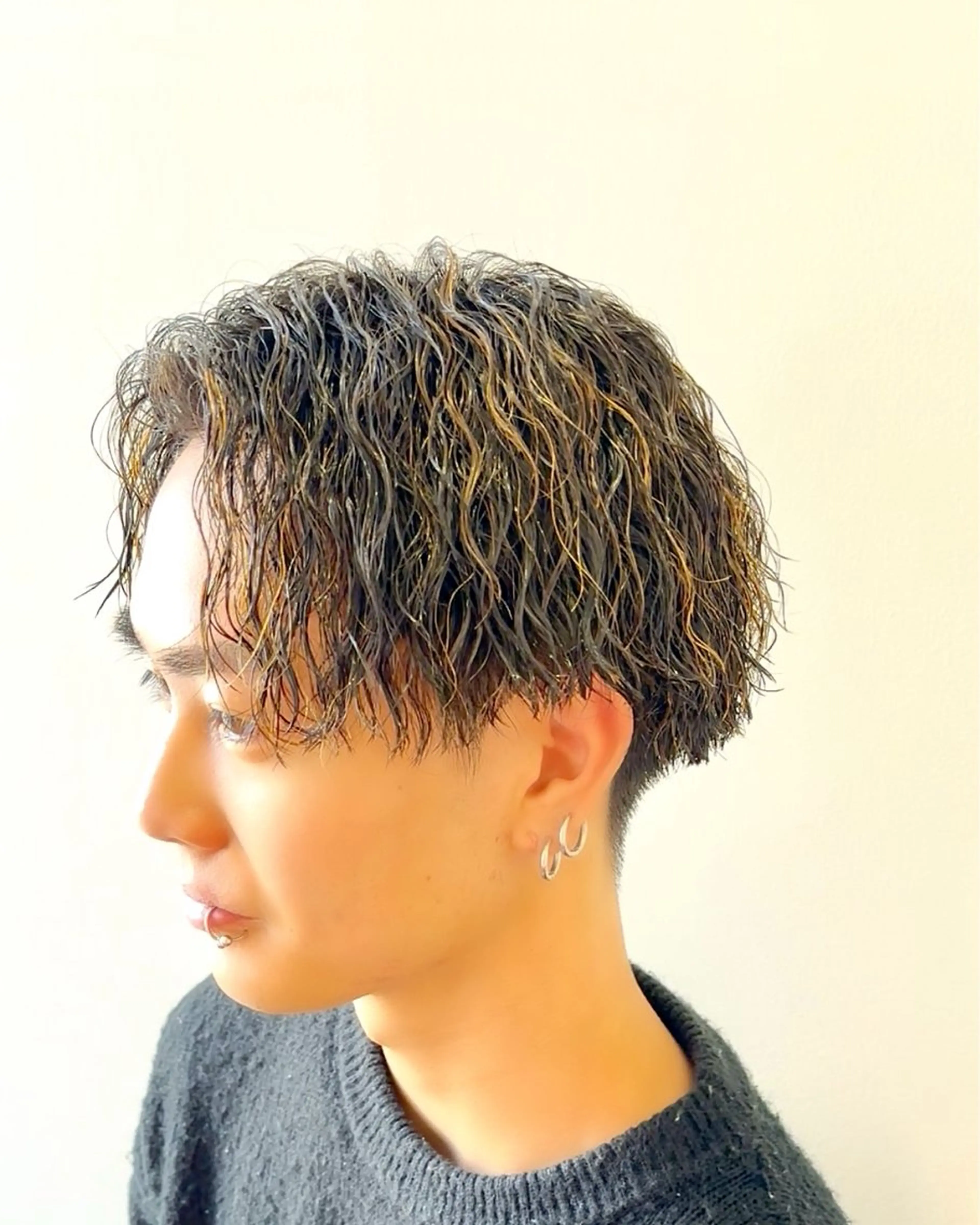 パーマ メンズ センターパート メンズハイライト メンズパーマ カット パーマ 川地 由麿のヘアスタイル
