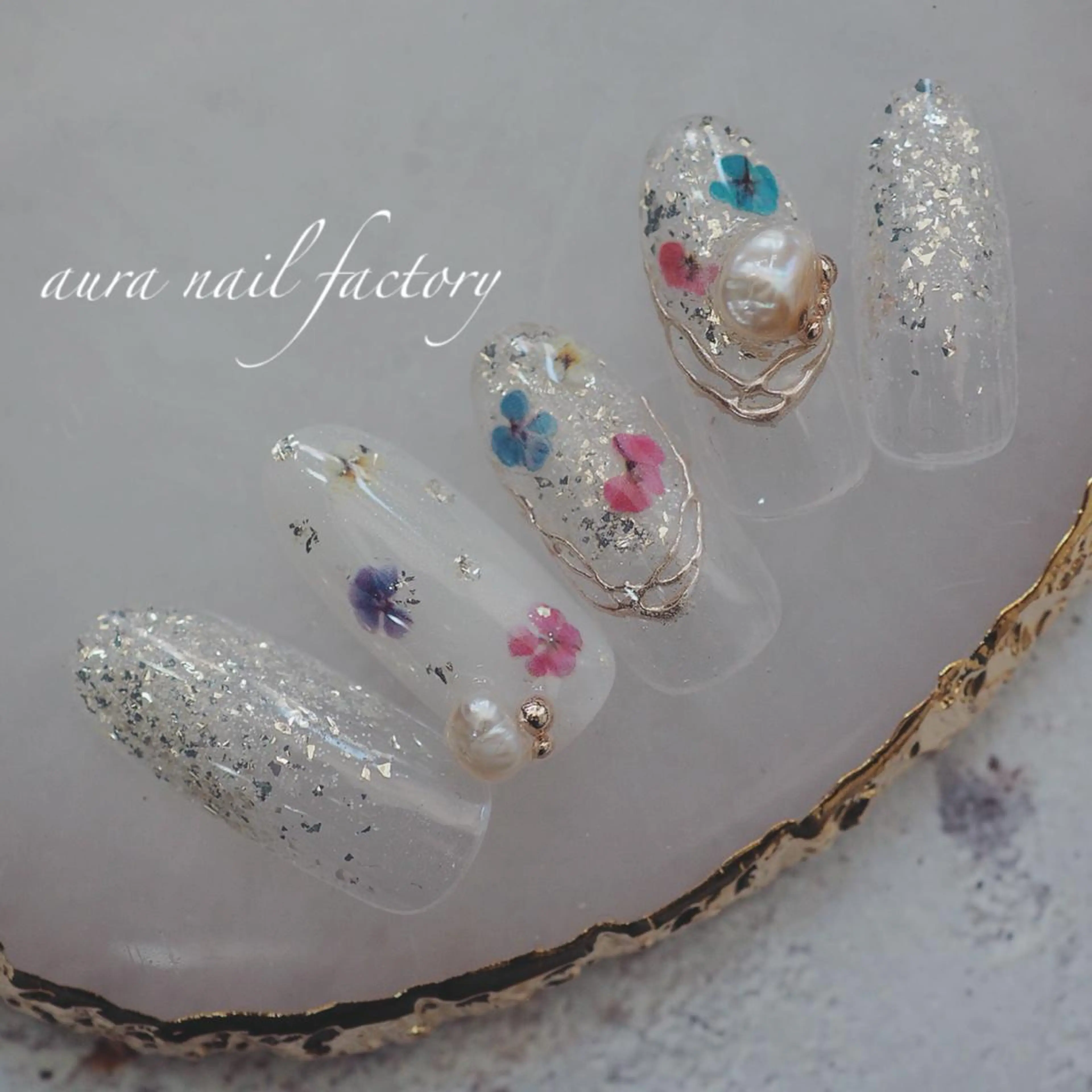 ショート カラー ネイル ニュアンスネイル 赤色 赤羽　アウラ ネイルファクトリーのネイルデザイン