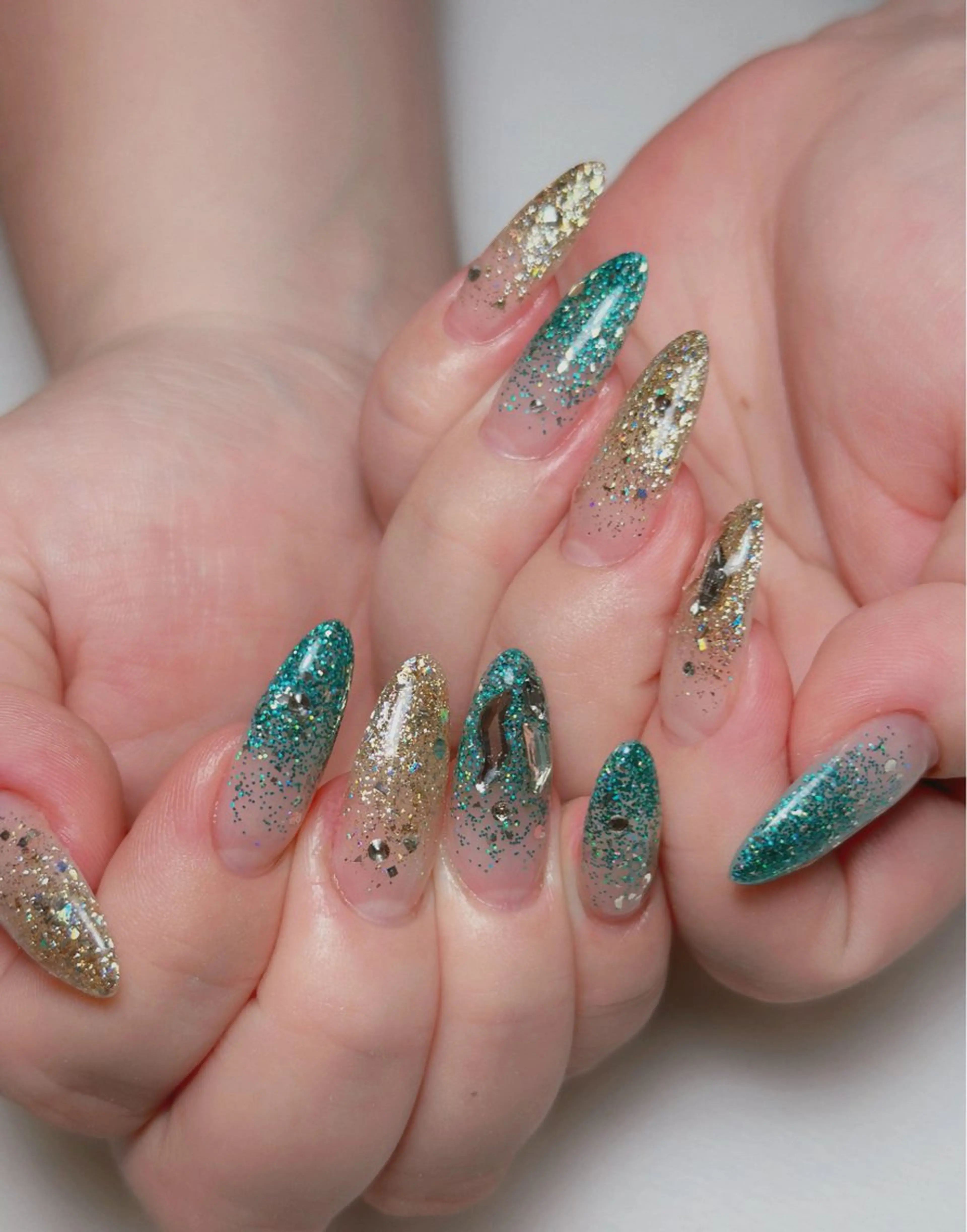 ネイル オーロラネイル 長さ出し フットネイル ラメ(グリッター) ラメグラデーション ハンドネイル 👍thumbs up nail👍のネイルデザイン