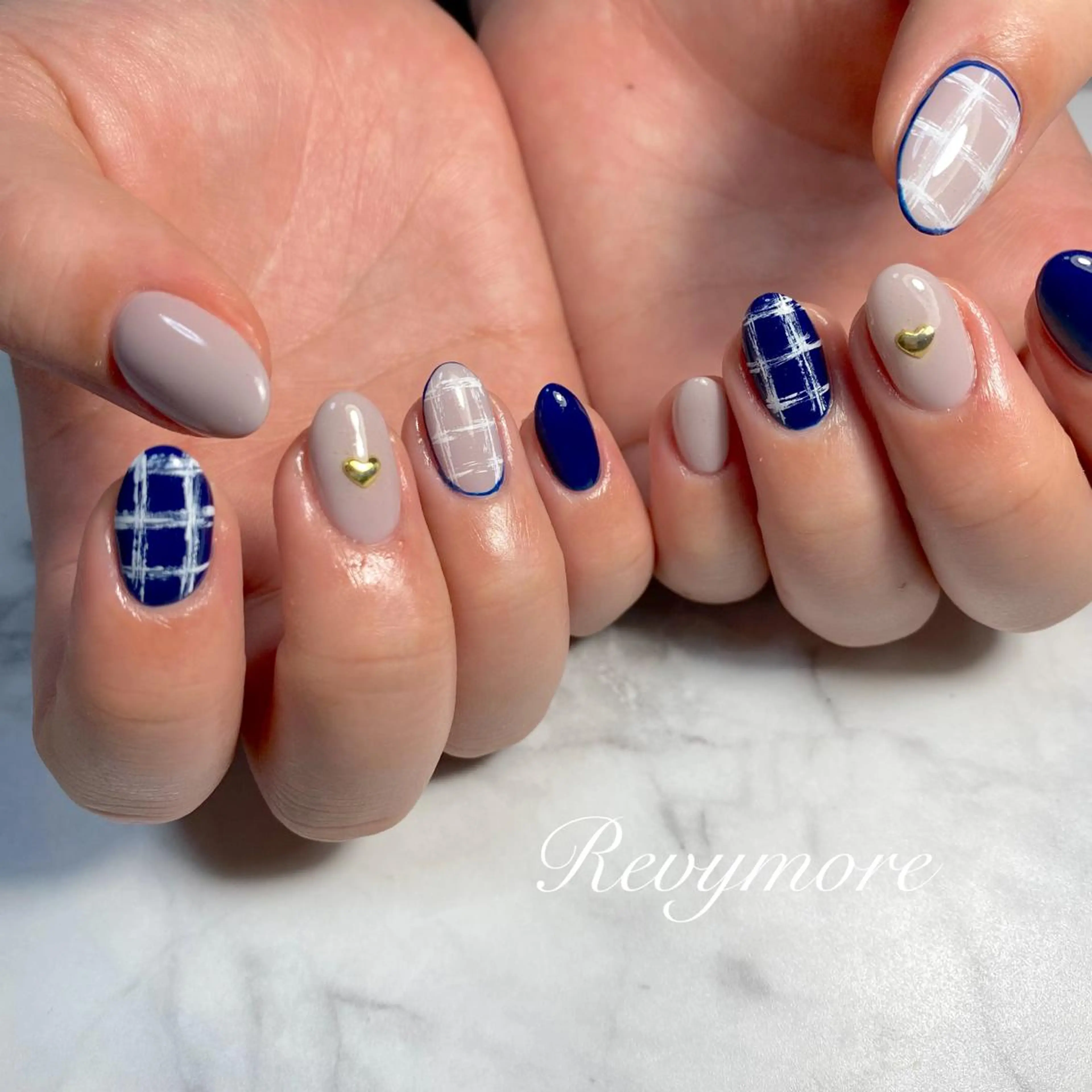 ミディアム ネイル 韓国風ヘア ジェルネイル キラキラネイル 韓国ネイル ニュアンスネイル nail salon Revymore所属・nail salon Revymoreのネイルデザイン