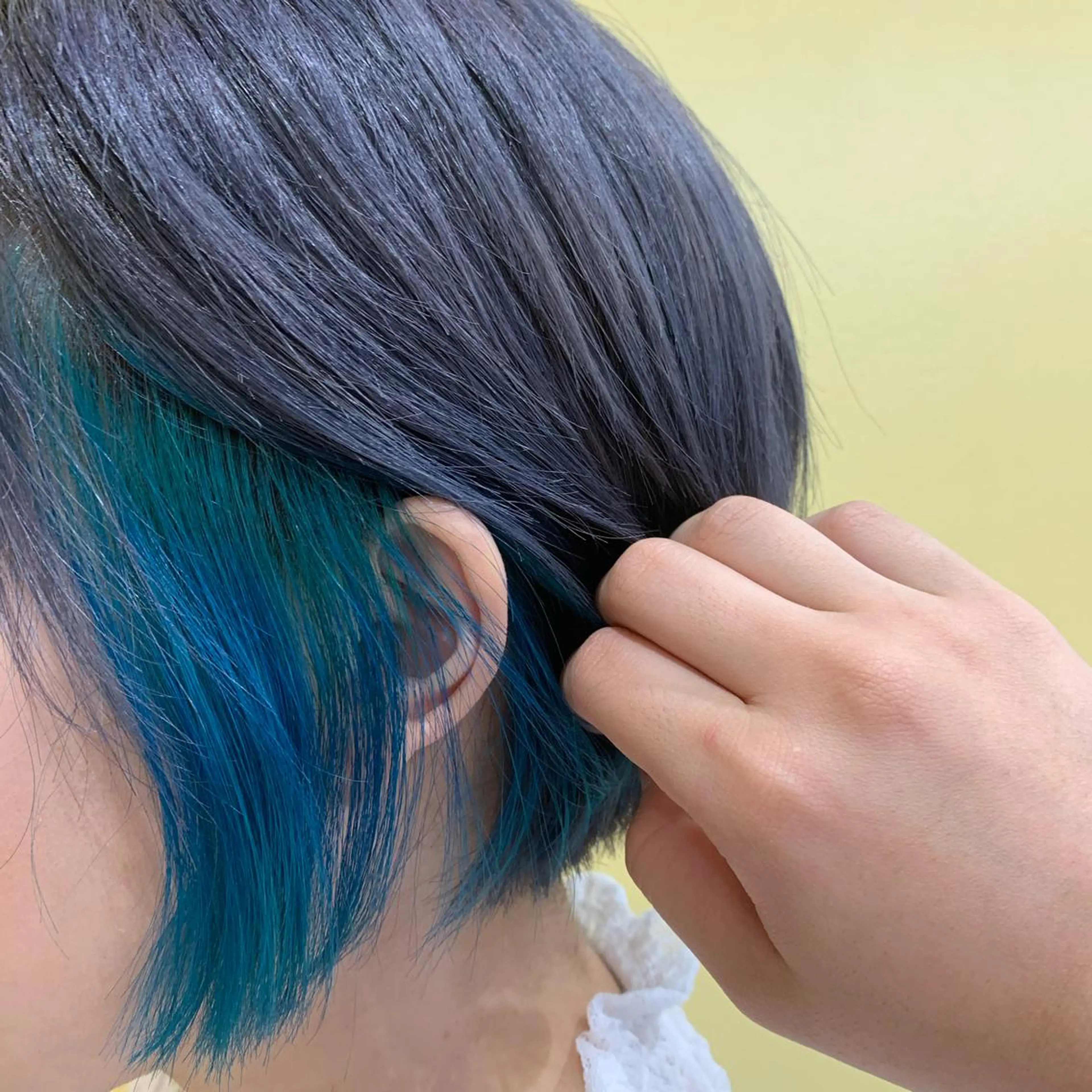 ショート カラー ブルーカラー イヤリングカラー ネイビーカラー N° jillva 腰山 菜々美のヘアスタイル