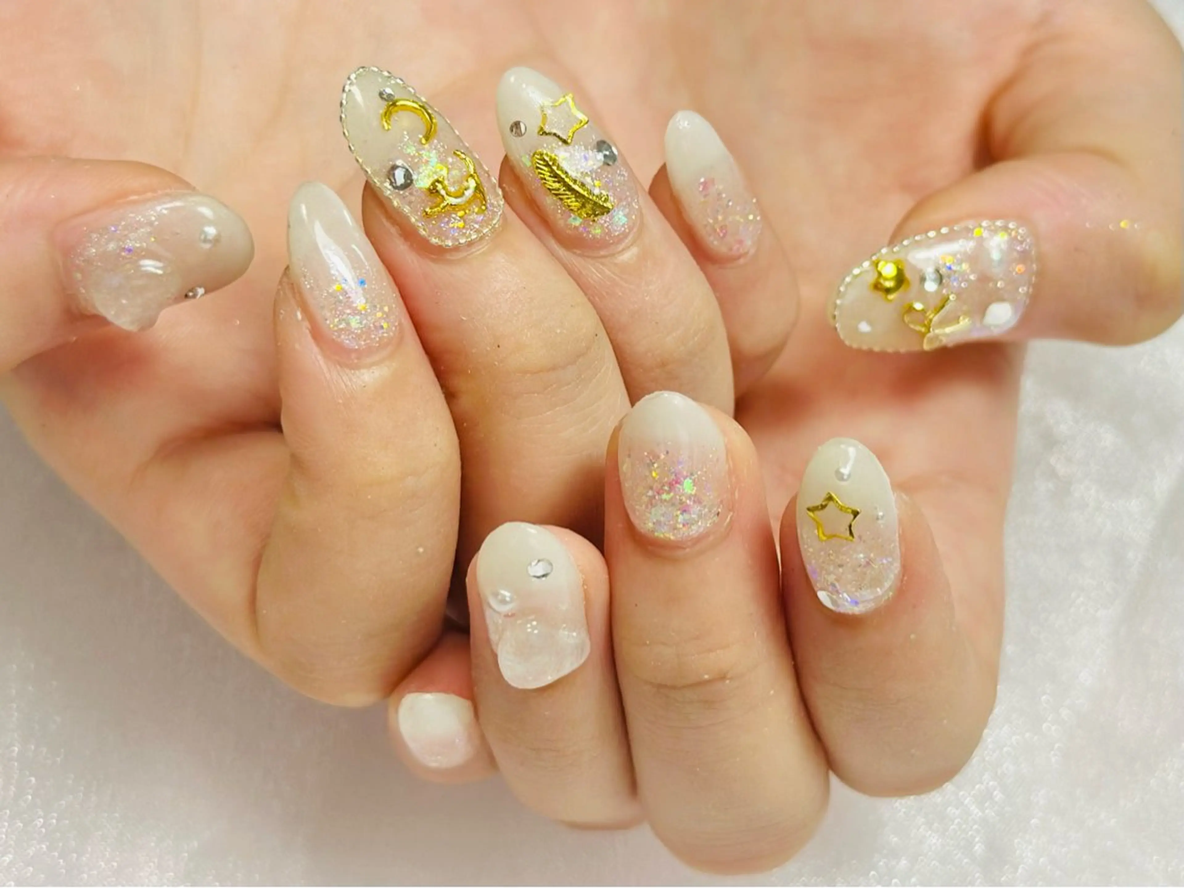 ネイル グラデーション ラメ(グリッター) 持ち込み ホワイト nailsalon oluoluのネイルデザイン