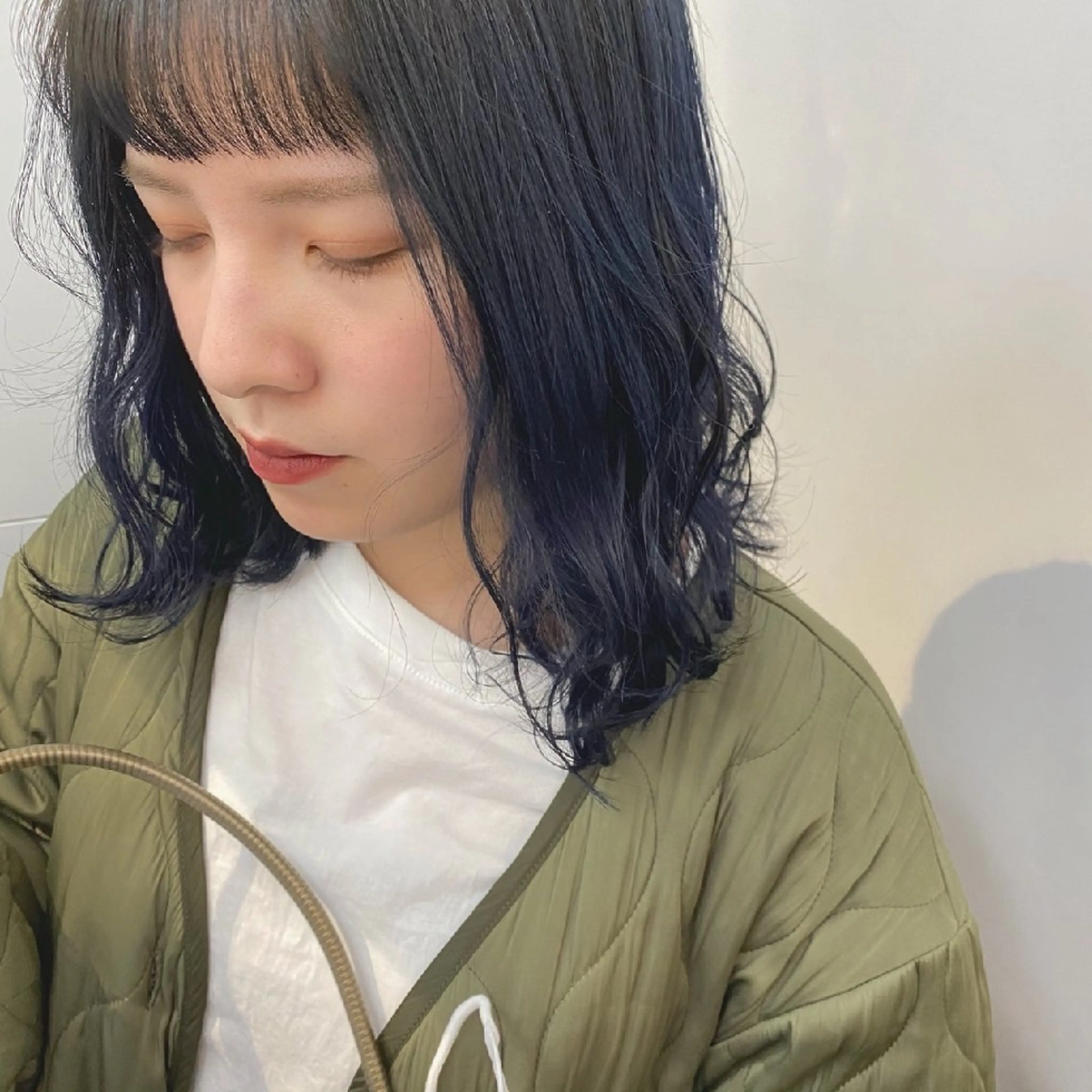 ロング カラー ブリーチ ネイビーカラー 婦中／メンズ/パーマ カラー/縮毛/波巻きのヘアスタイル