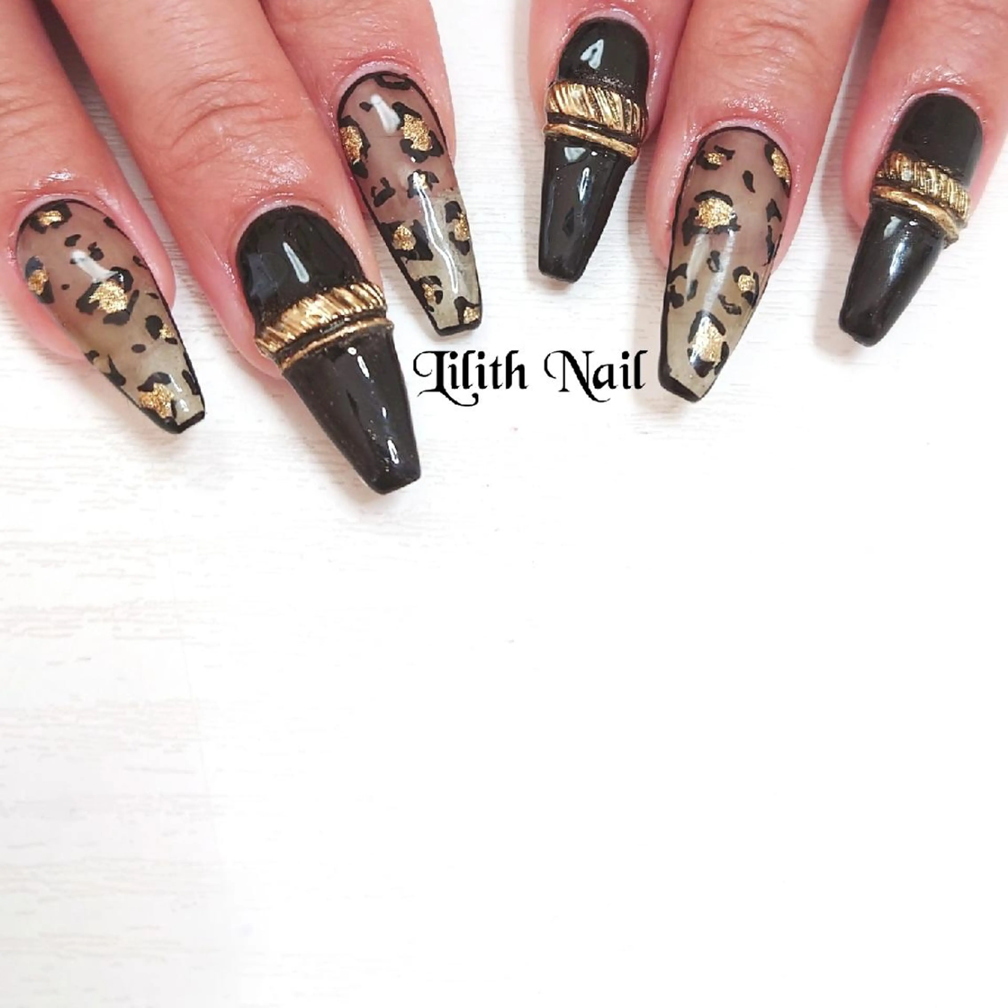 ネイル アニマル柄 クリアネイル ゴールド ロングネイル Lilith Nailのネイルデザイン