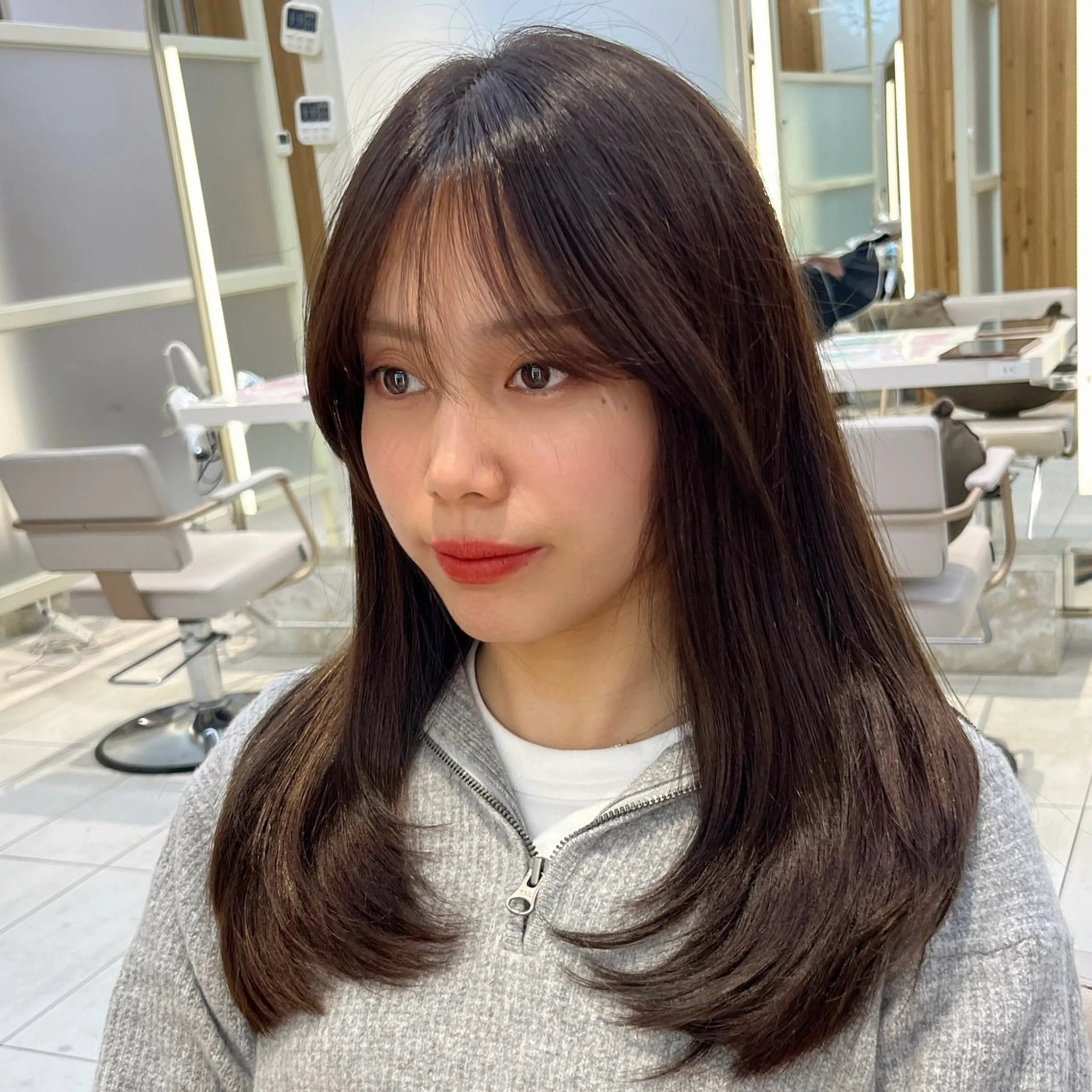 セミロング カラー 似合わせレイヤー 透明感カラーのヘアスタイル