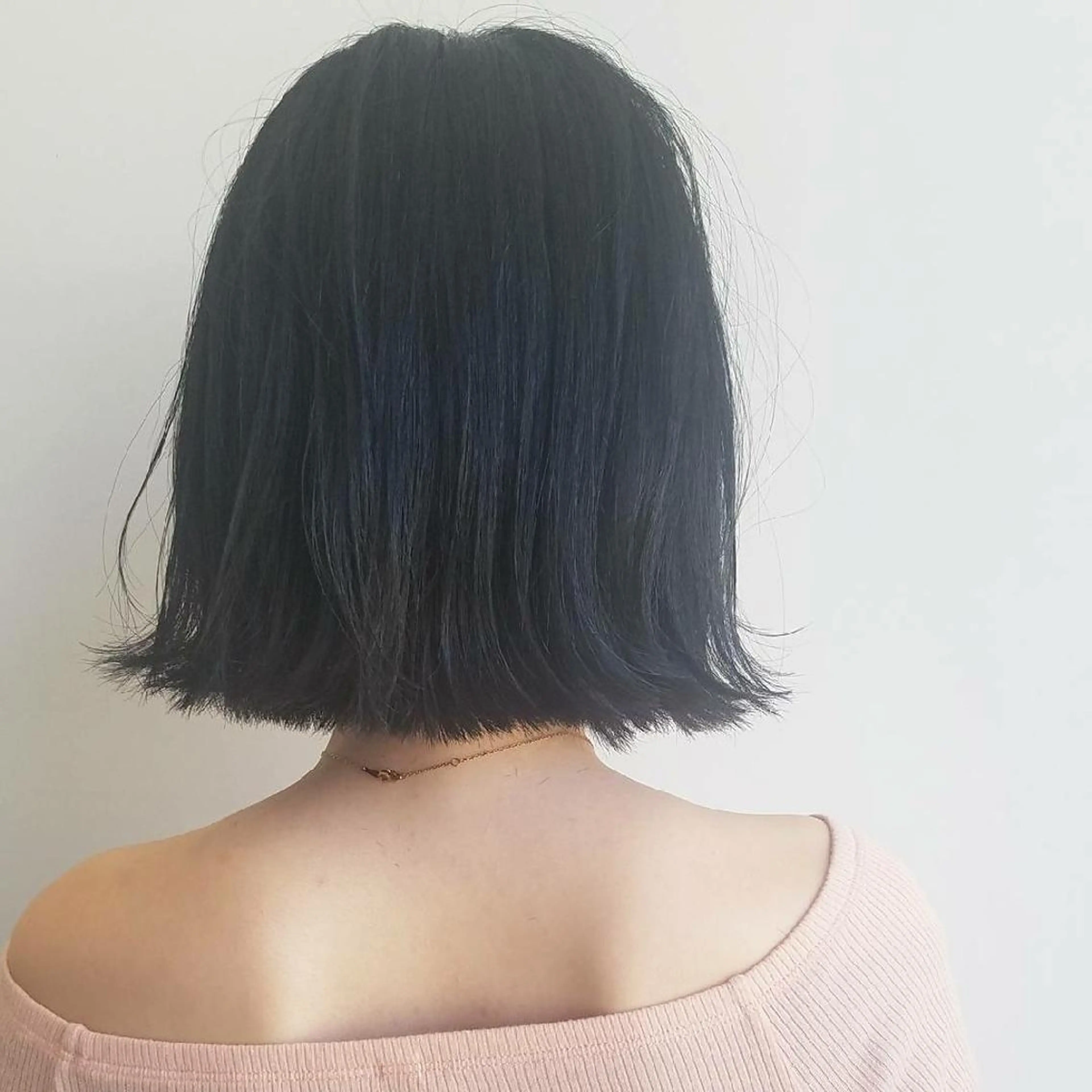 ショート カラー 切りっぱなしボブ 黒髪 ブルーカラー ブルーブラック ボブ iplus まつげ、眉毛、耳つぼのマツエク・マツパデザイン