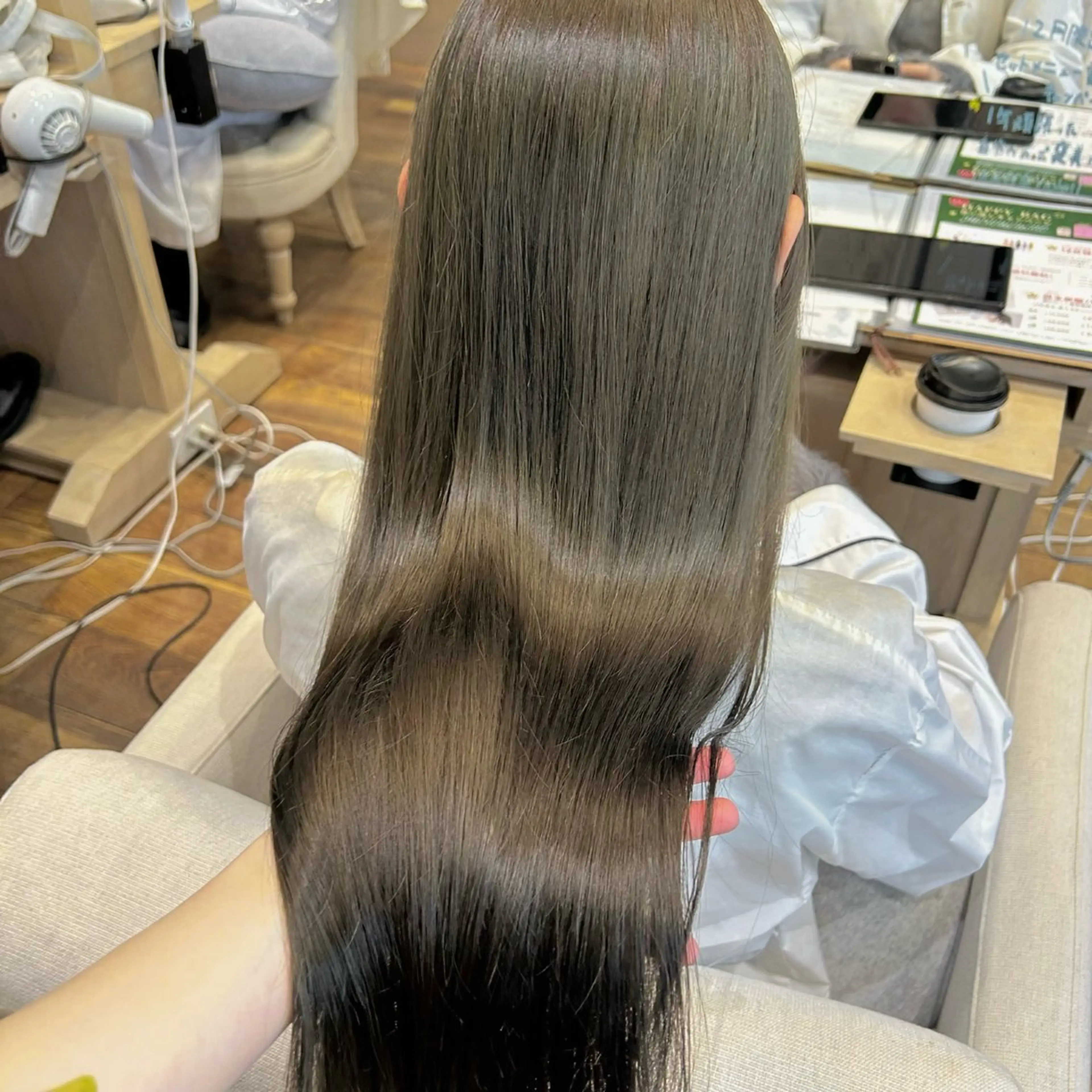 カラー ブリーチ シルバー ヘアカラー 市吉 杏奈のヘアスタイル