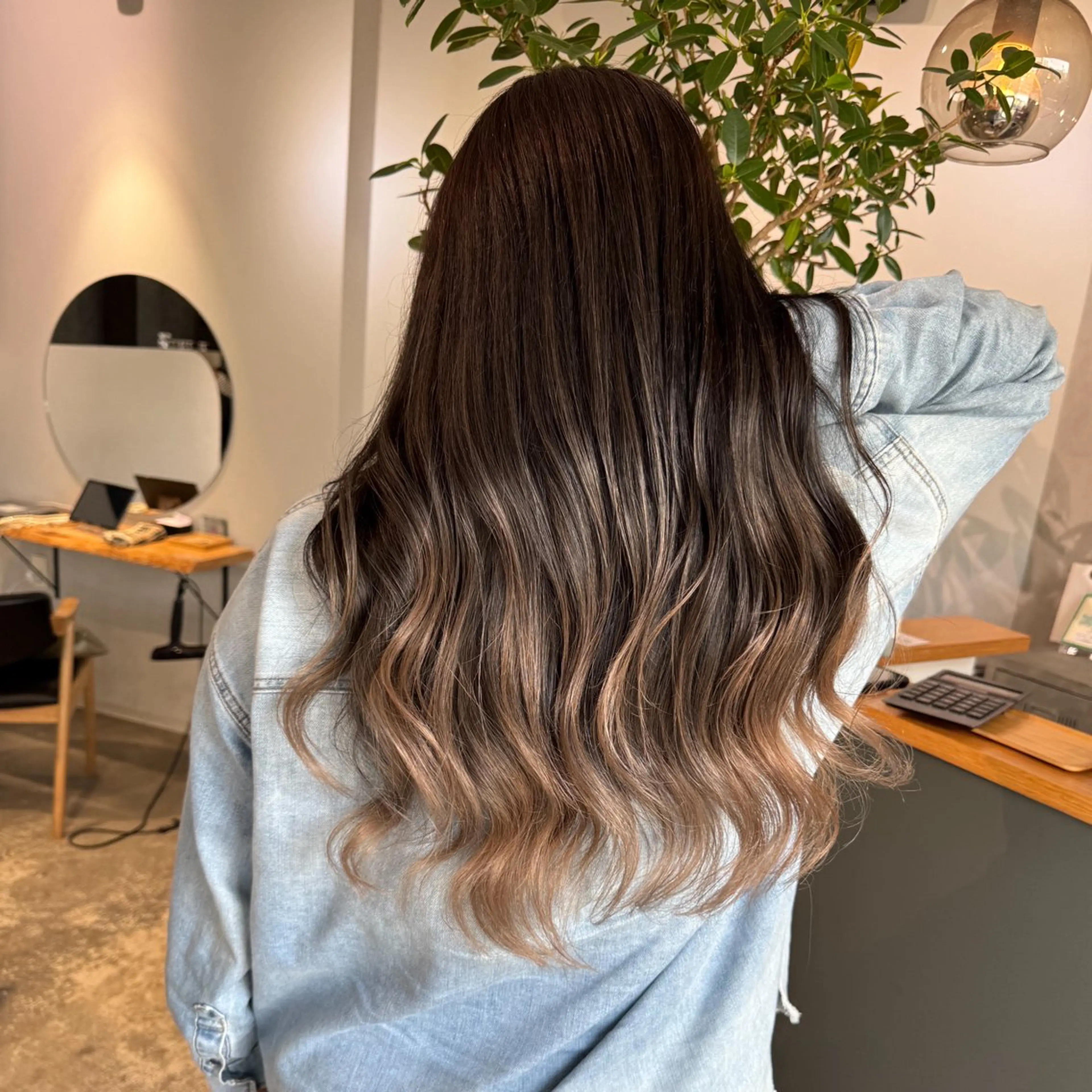 ロング 岸川 恭子のヘアスタイル