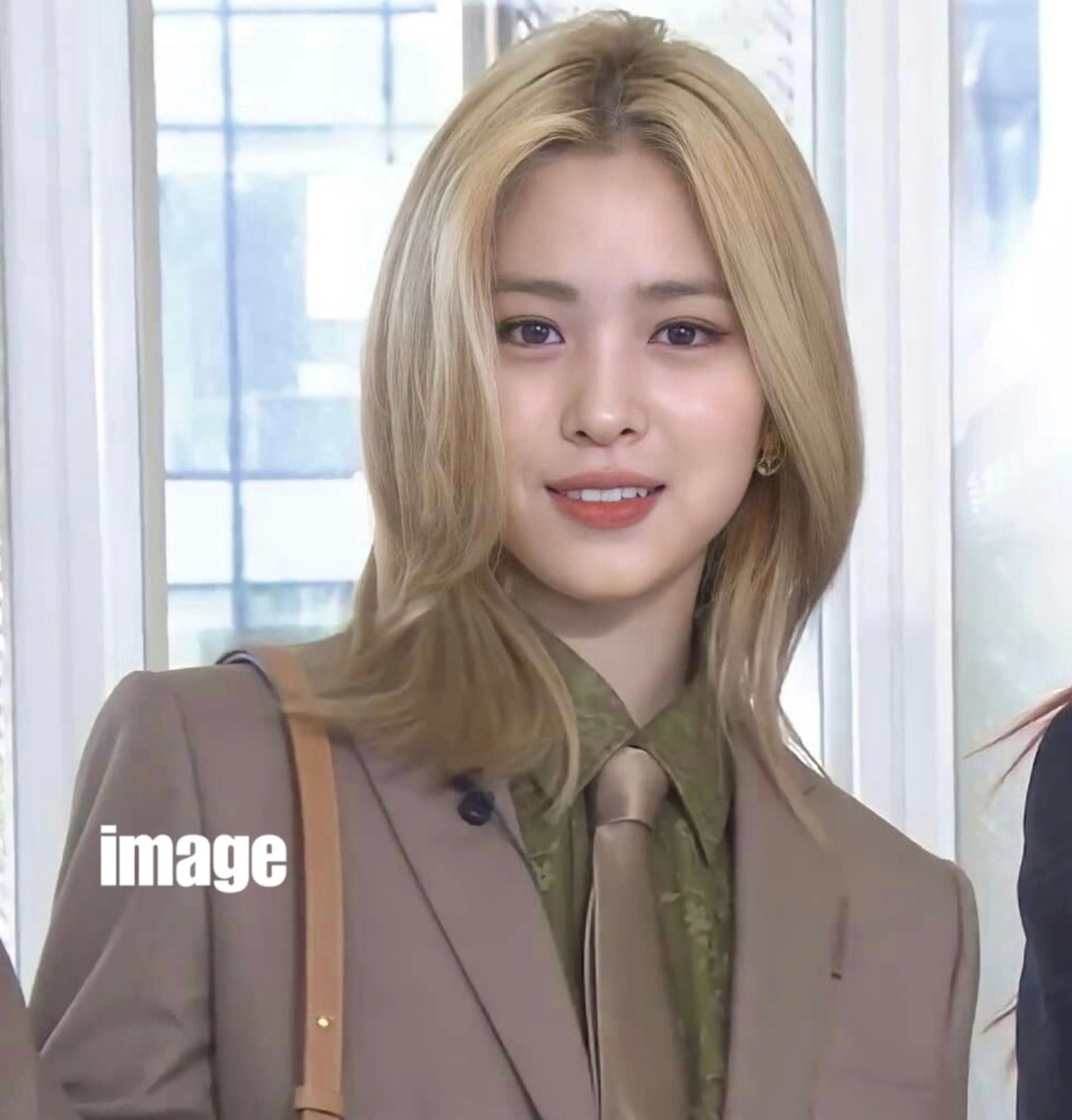 ミディアム 岸本 理希のヘアスタイル