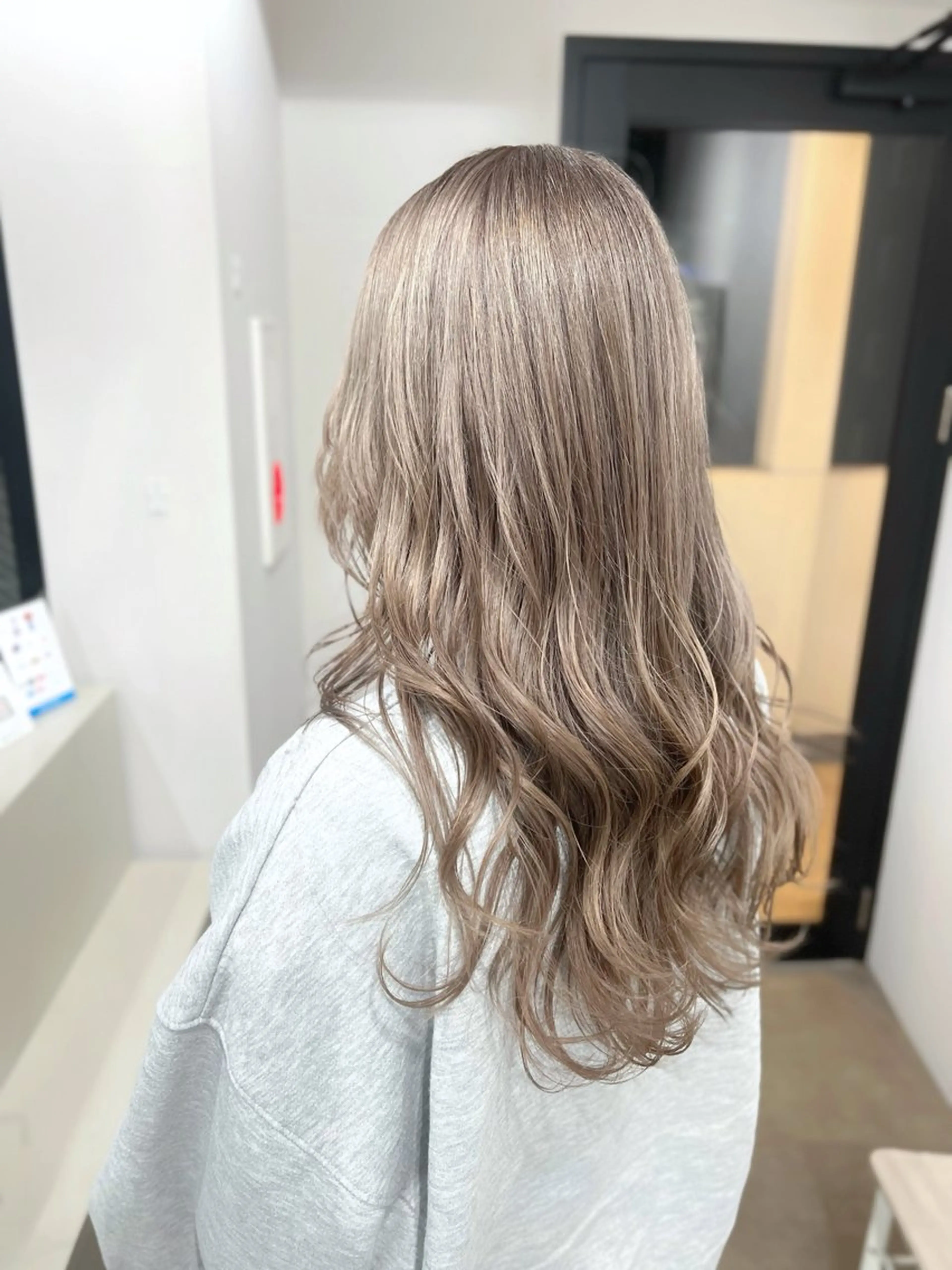 ミディアム カラー ベージュカラー ブリーチ ブロンド ブラウンカラー ダブルカラー カット ヘアカラー トリートメント ブリーチ/髪質改善/ レイヤー/YUTO‎のヘアスタイル