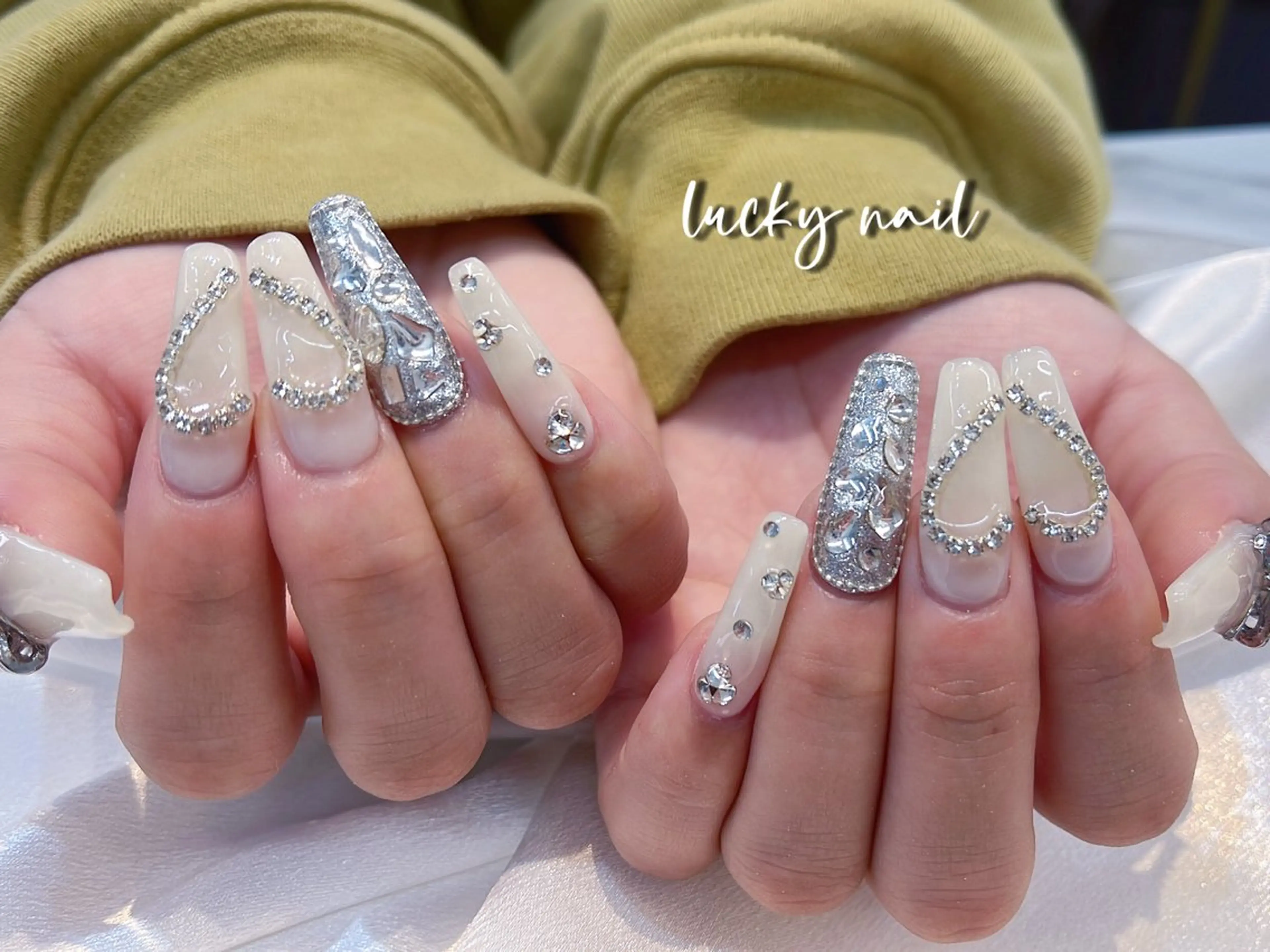 ネイル ブルー チークネイル 長さ出し ジェルネイル ゴールド ハンドネイル ハンドケア ラッキーネイルサロン 西川口東口店のネイルデザイン