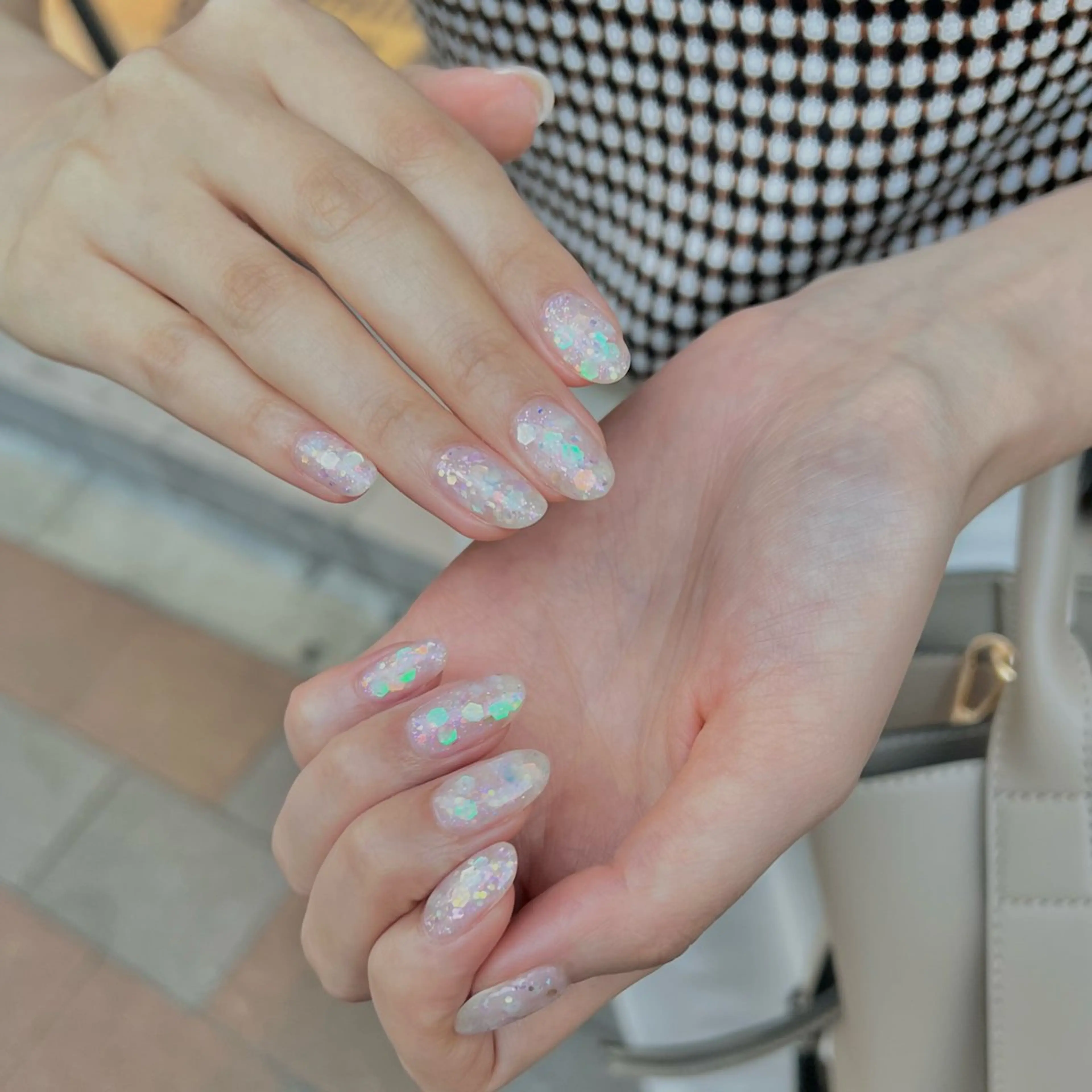 ネイル キラキラネイル ワンカラーネイル ハンドネイル 🎀チーク/ちゅるん 🫧chisa🎀のネイルデザイン