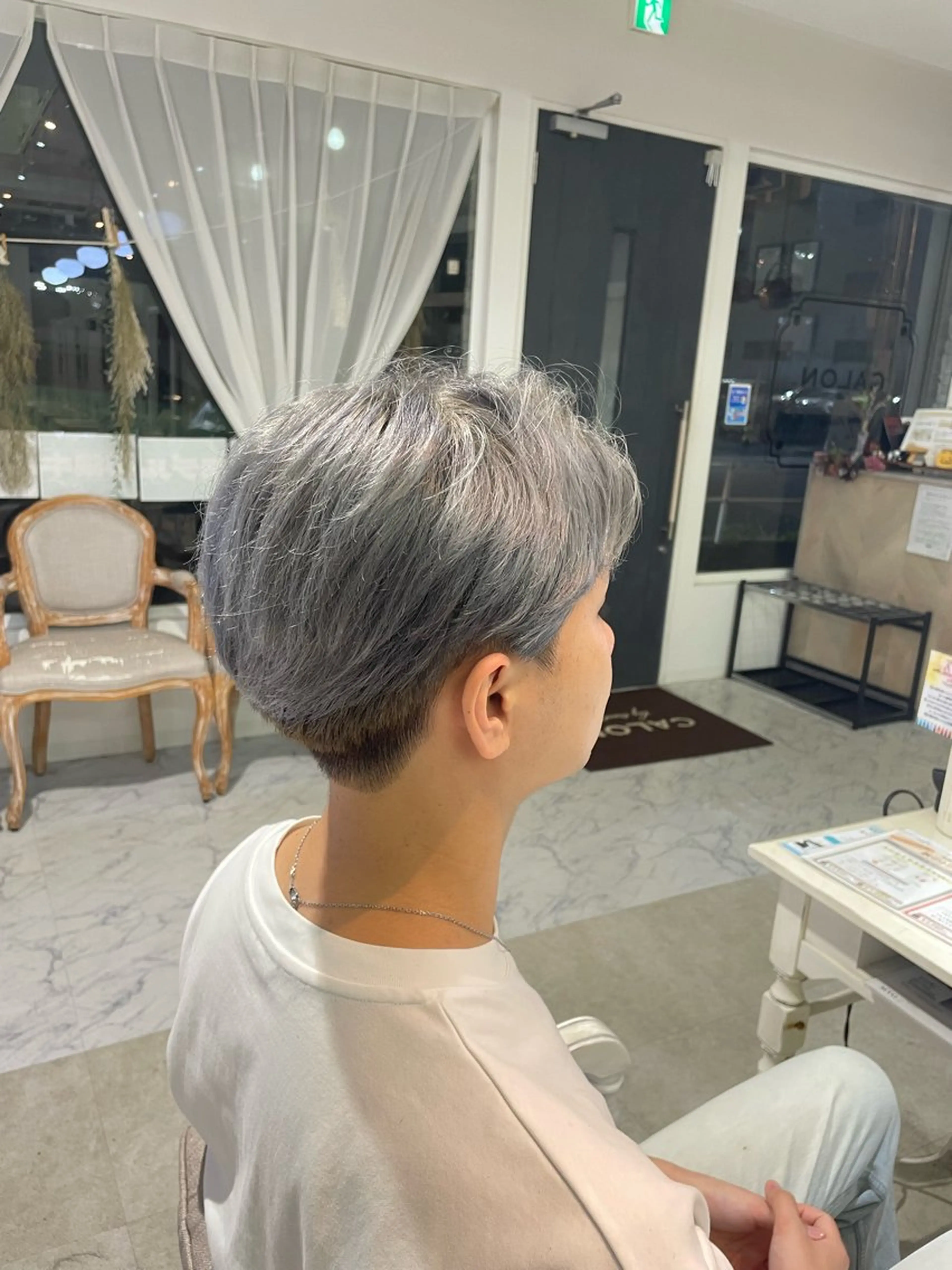 ショート カラー メンズ センターパート メンズハイトーン ハイトーンカラー ショートヘア 志賀 龍のヘアスタイル