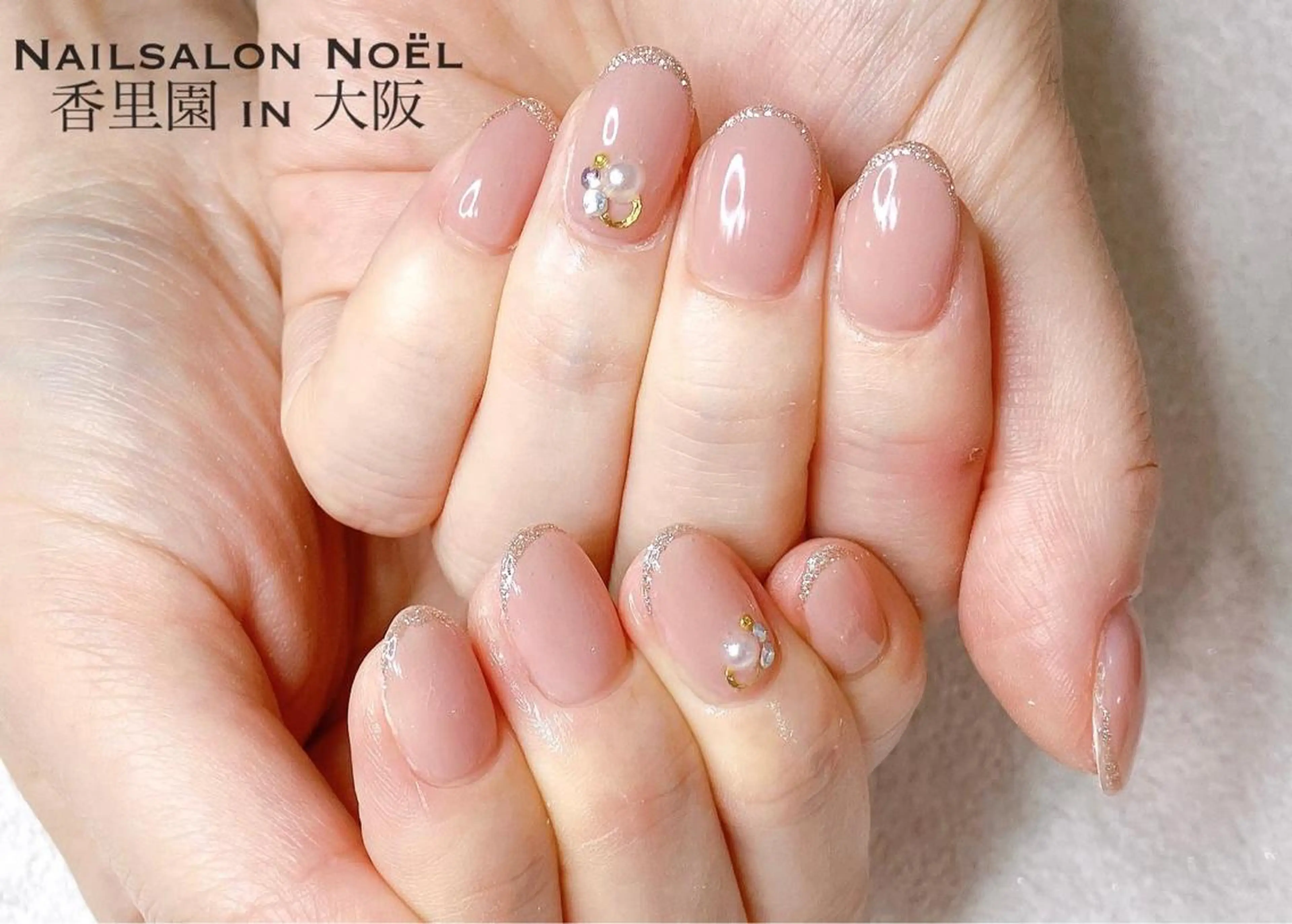 セミロング ネイル フレンチネイル ラメ(グリッター) ストーンネイル Nailsalon Noël所属・Nailsalon ＆Noelのネイルデザイン