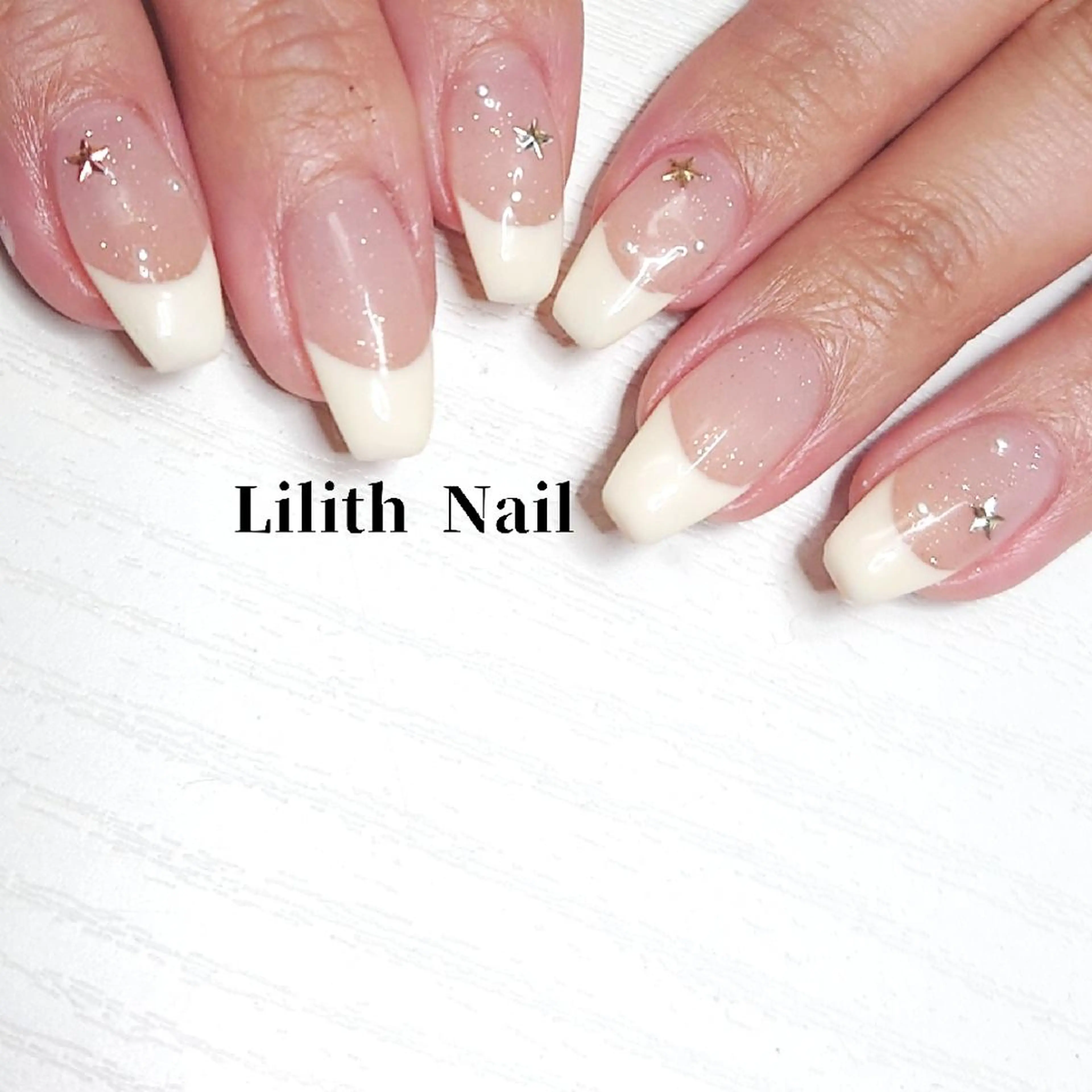 ネイル フレンチネイル ホログラムネイル 春ネイル ストーンネイル 夏ネイル ハンドネイル Lilith Nailのネイルデザイン