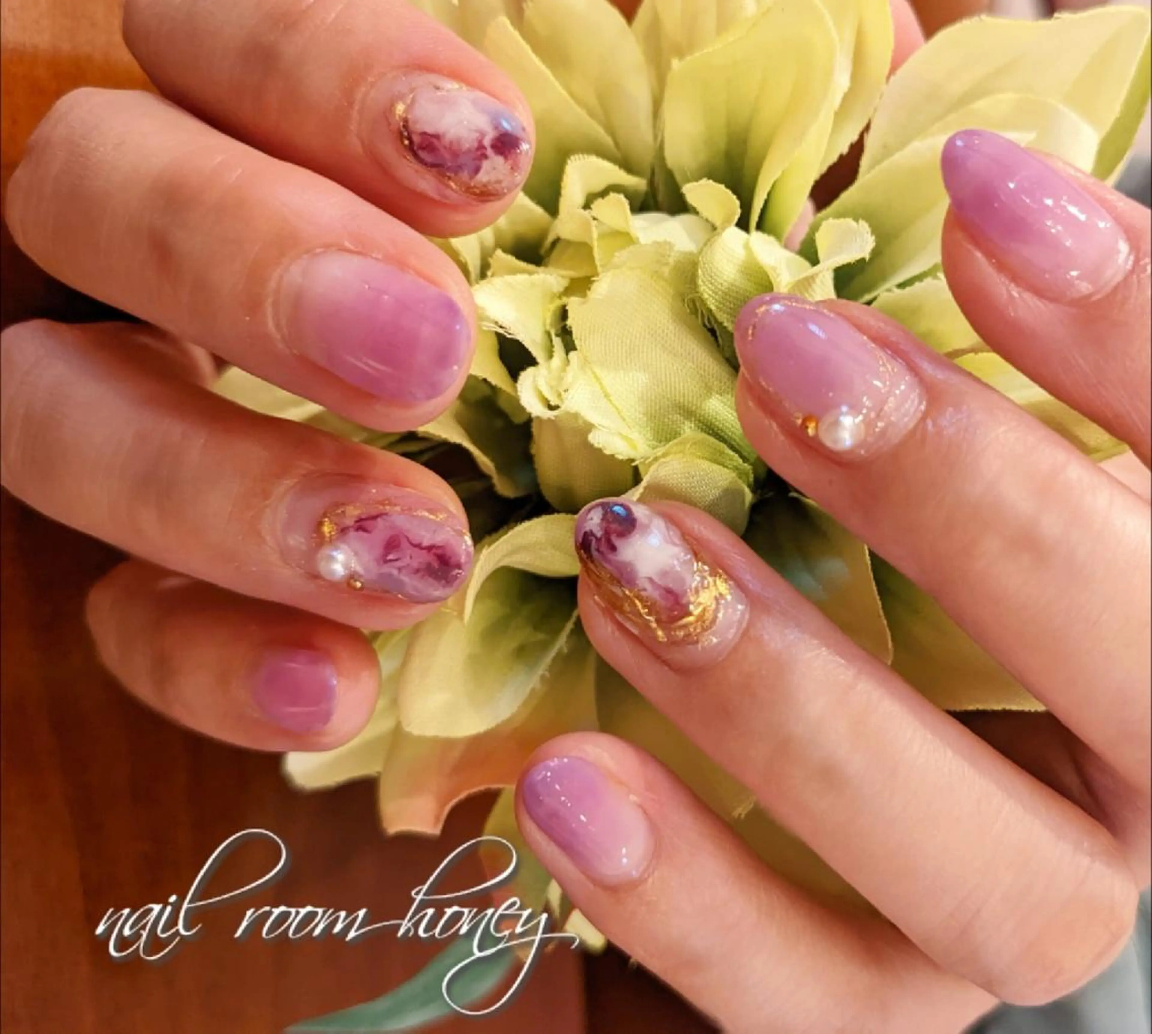 ネイル ジェルネイル グラデーション ミラーネイル ニュアンスネイル パープル ハンドネイル nail room  honeyのネイルデザイン