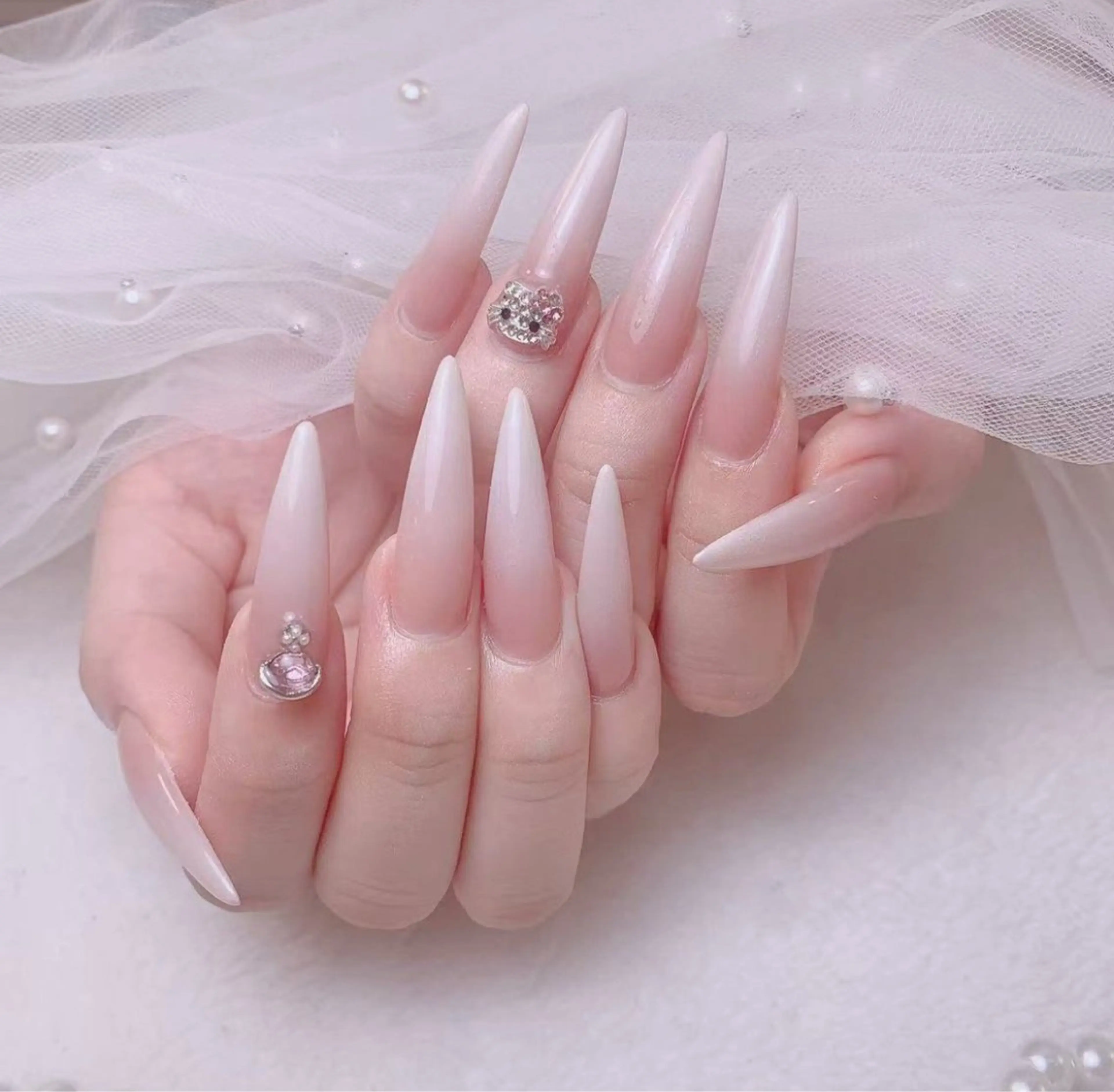 シンプル持ち込みデザインネイル(デザイン2本)の写真