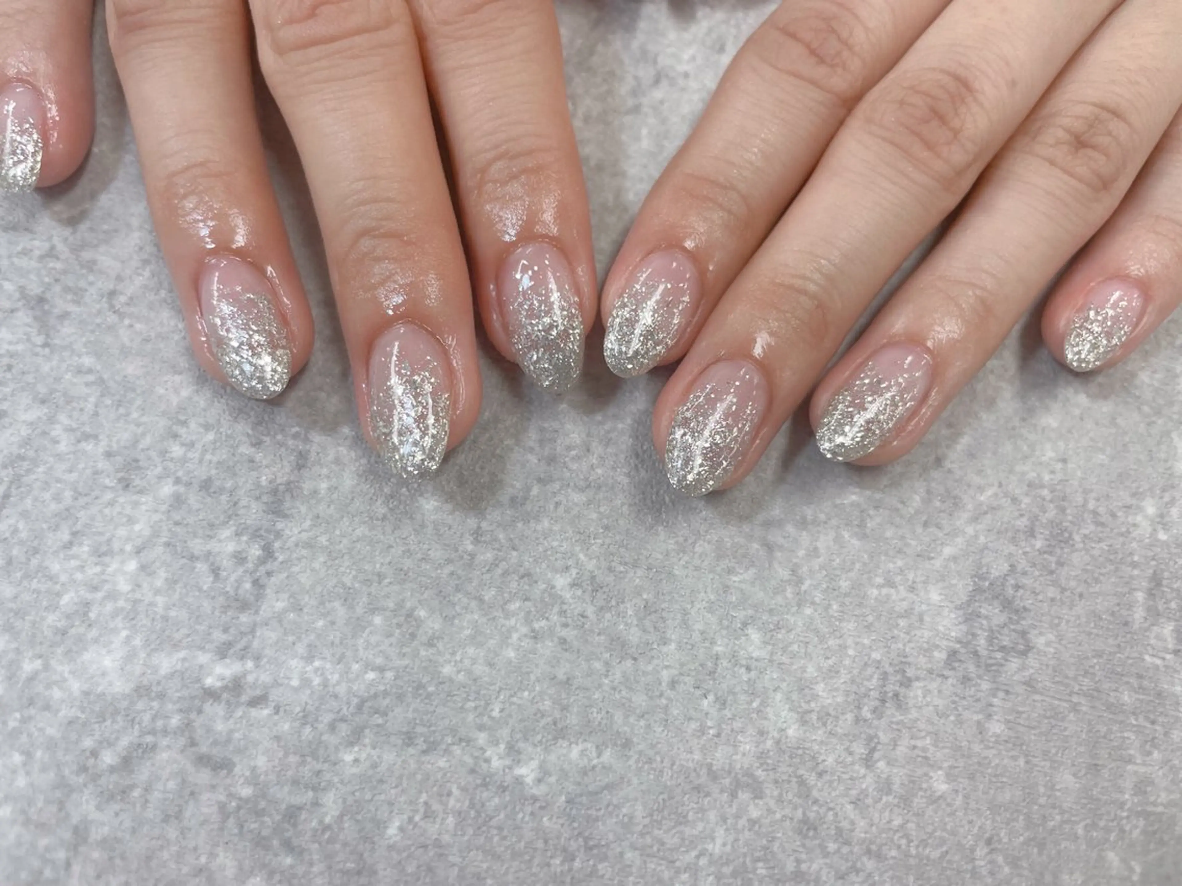 ネイル グラデーション キラキラネイル ラメ(グリッター) ラメグラデーション シルバー ハンドネイル foglia❁﻿. ⌇﻿imamuraのネイルデザイン