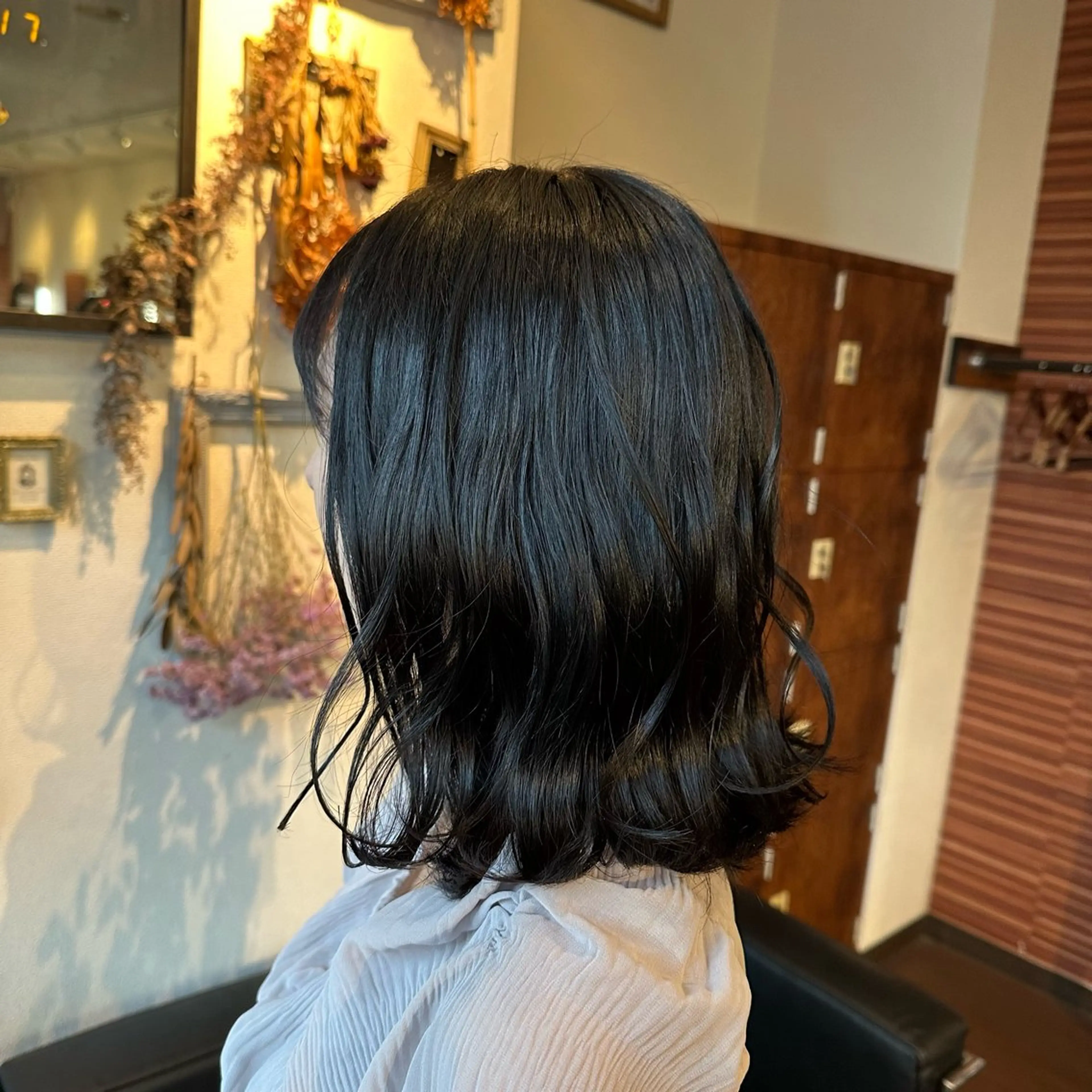 ミディアム カラー 黒髪 ブルーカラー ブルーブラック ヘアカラー インナーカラー指名 No.1菊池柊真のヘアスタイル