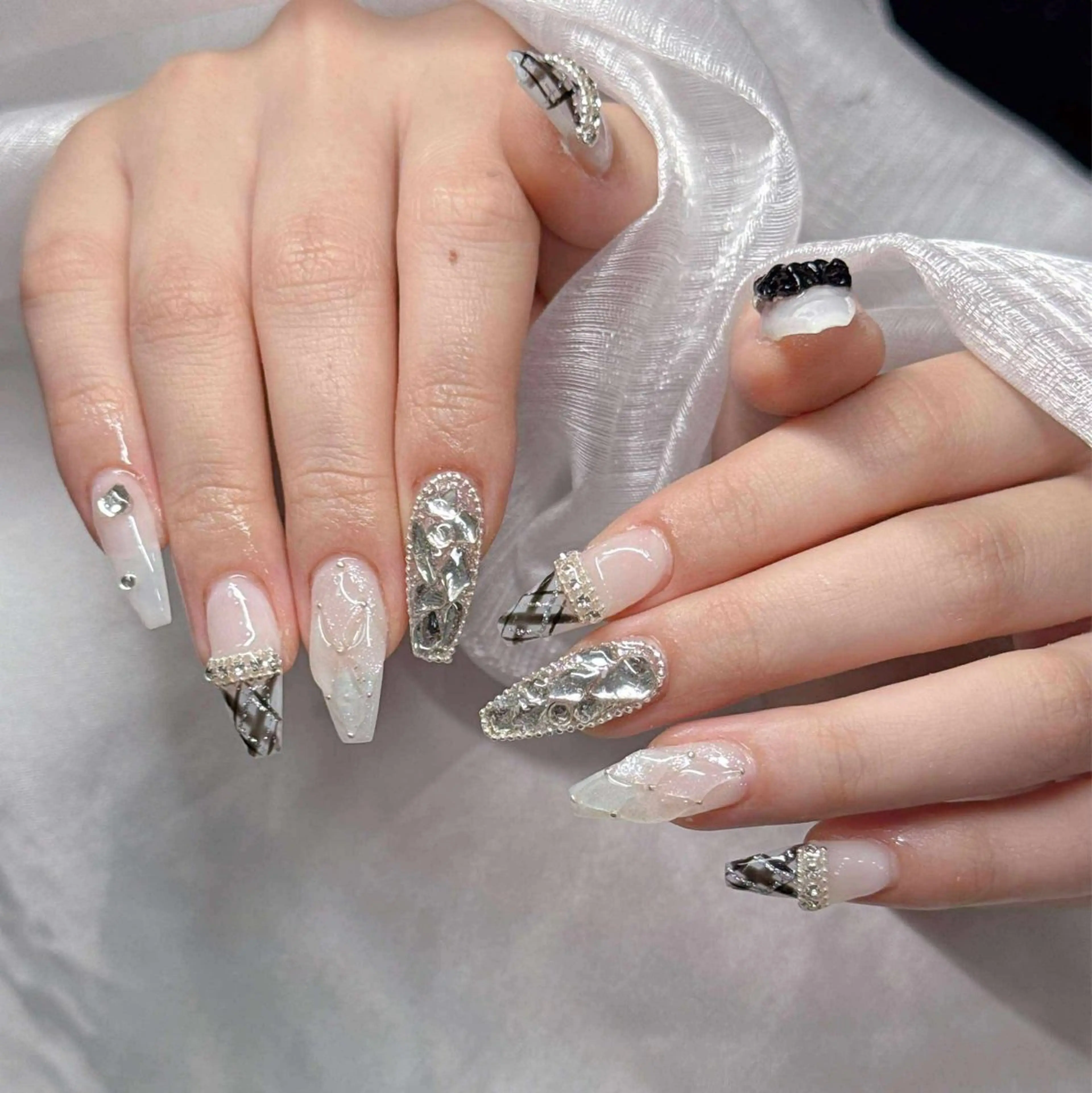 ネイル 長さ出し グラデーション 卒業式 キラキラネイル マグネットネイル ハンドネイル Lee Nailsのネイルデザイン