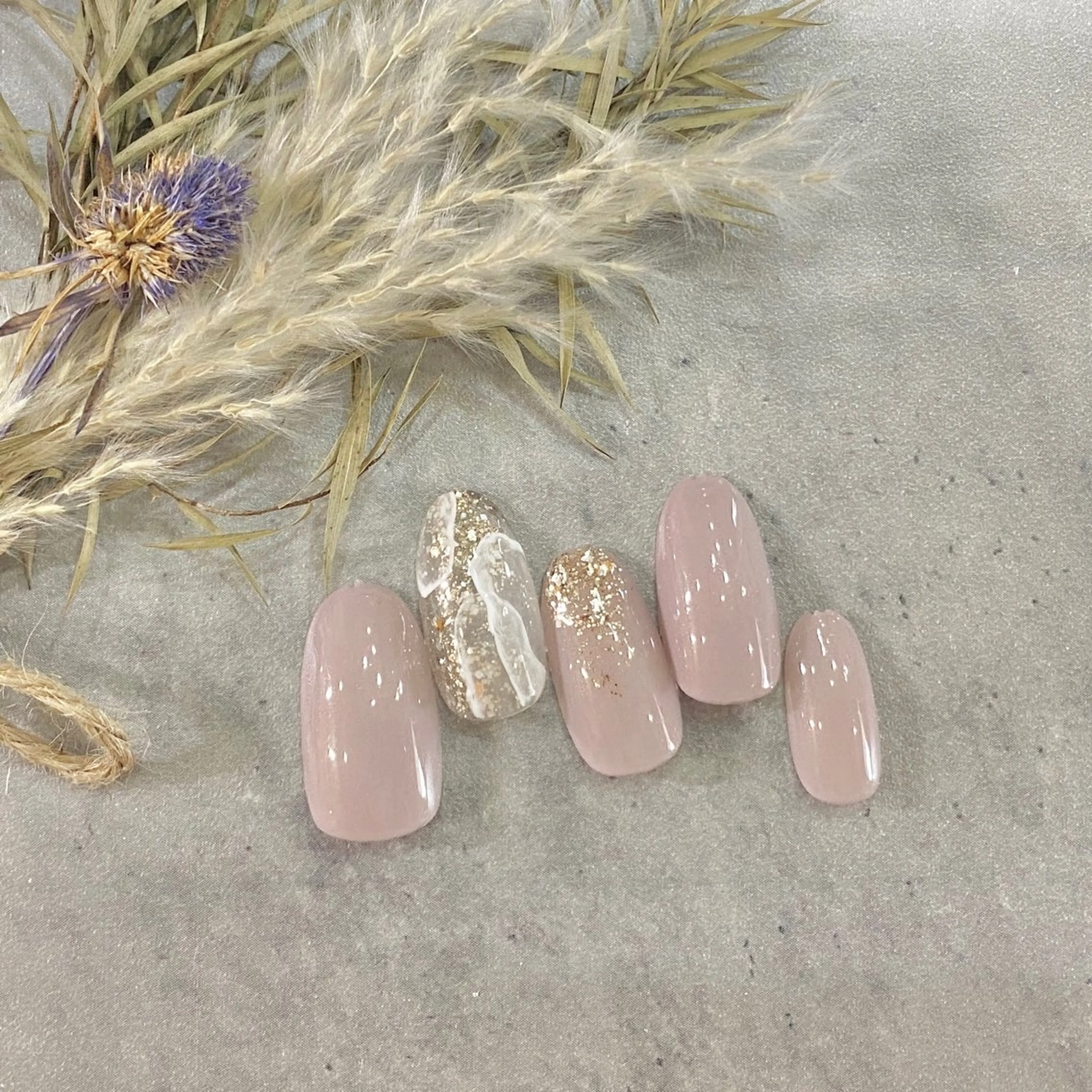 100種類ほどあるデザインの中から一つ選んで頂けます。インスタグラム　@puu_naildesign よりご覧になれますの写真