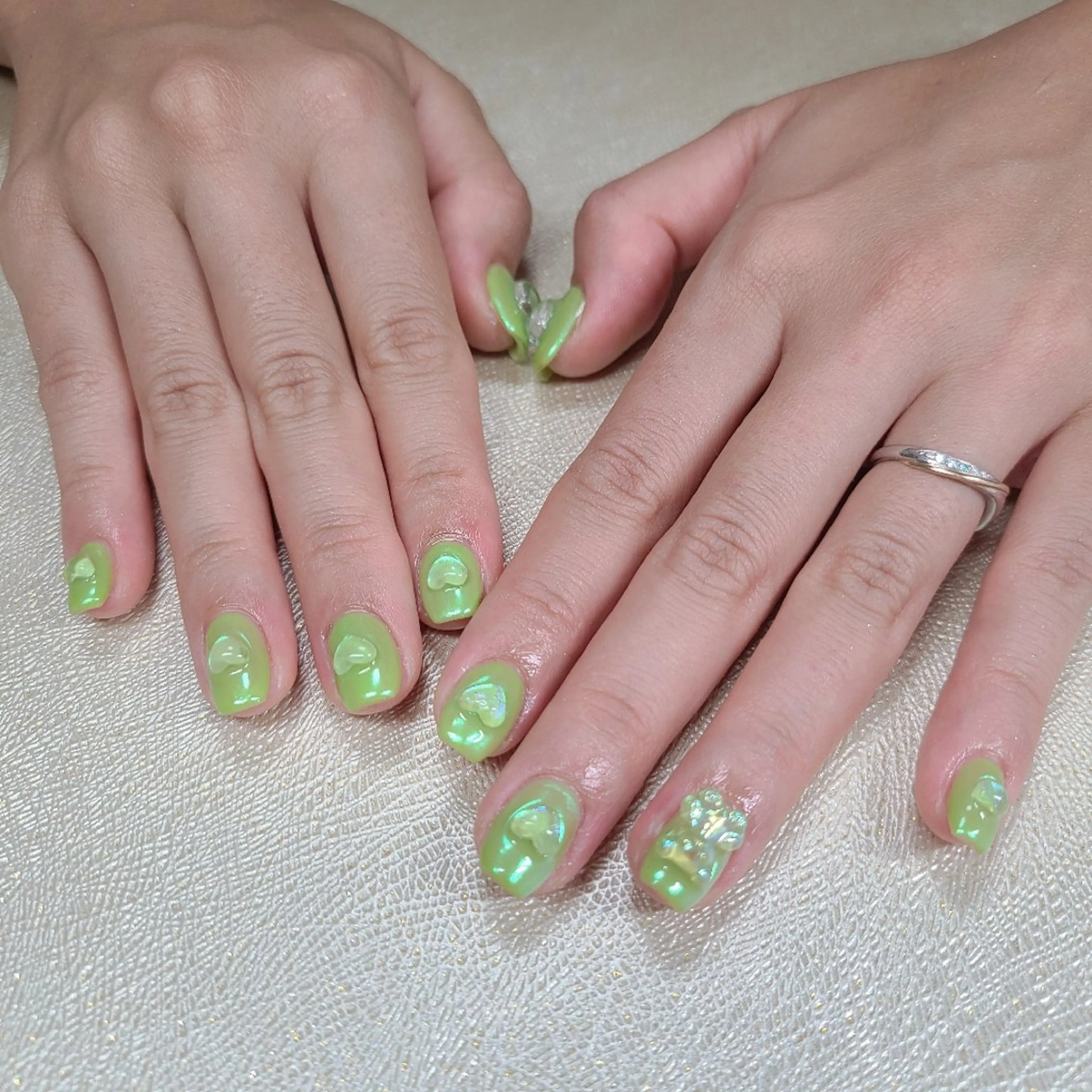 ネイル グリーン ハート ミラーネイル 52 nailのネイルデザイン