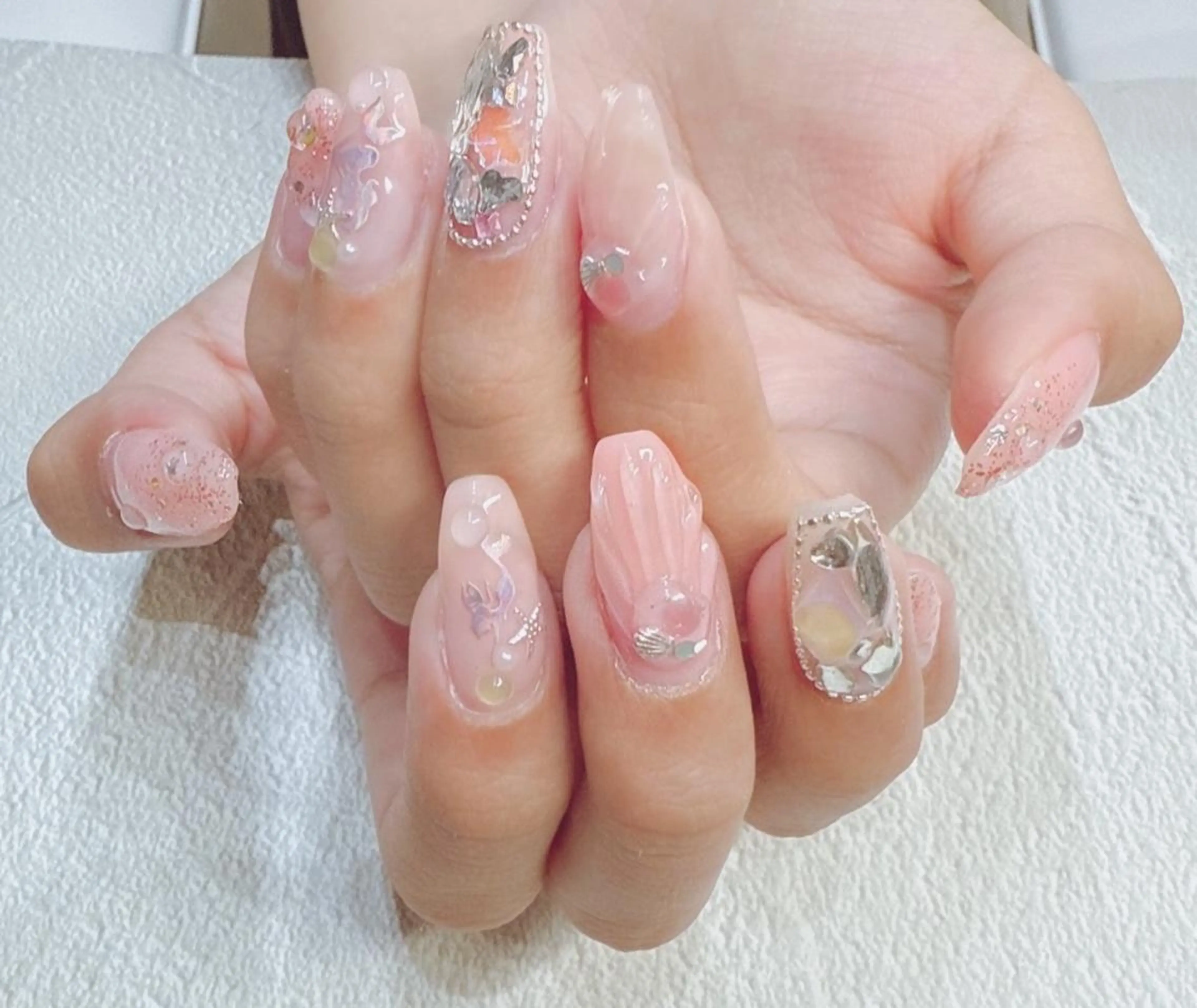 ネイル アートネイル オーロラネイル ホログラムネイル ラメ(グリッター) ピンク NailSalon✨ Écrinエクランのネイルデザイン