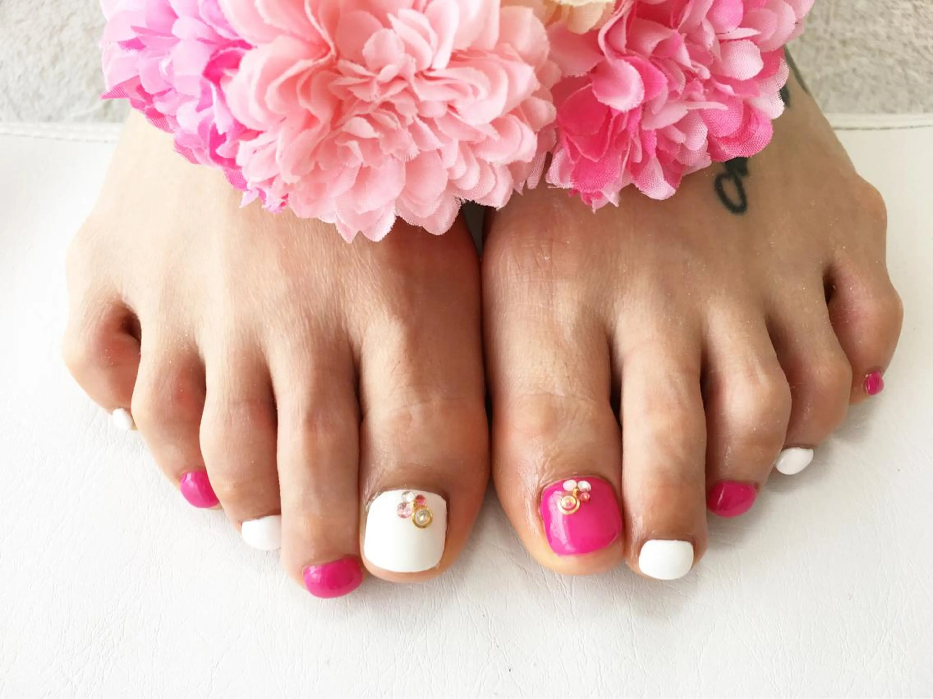 ネイル ピンク シンプルネイル ホワイト Petit Fleur所属・青柳 亜梨奈のマツエク・マツパデザイン