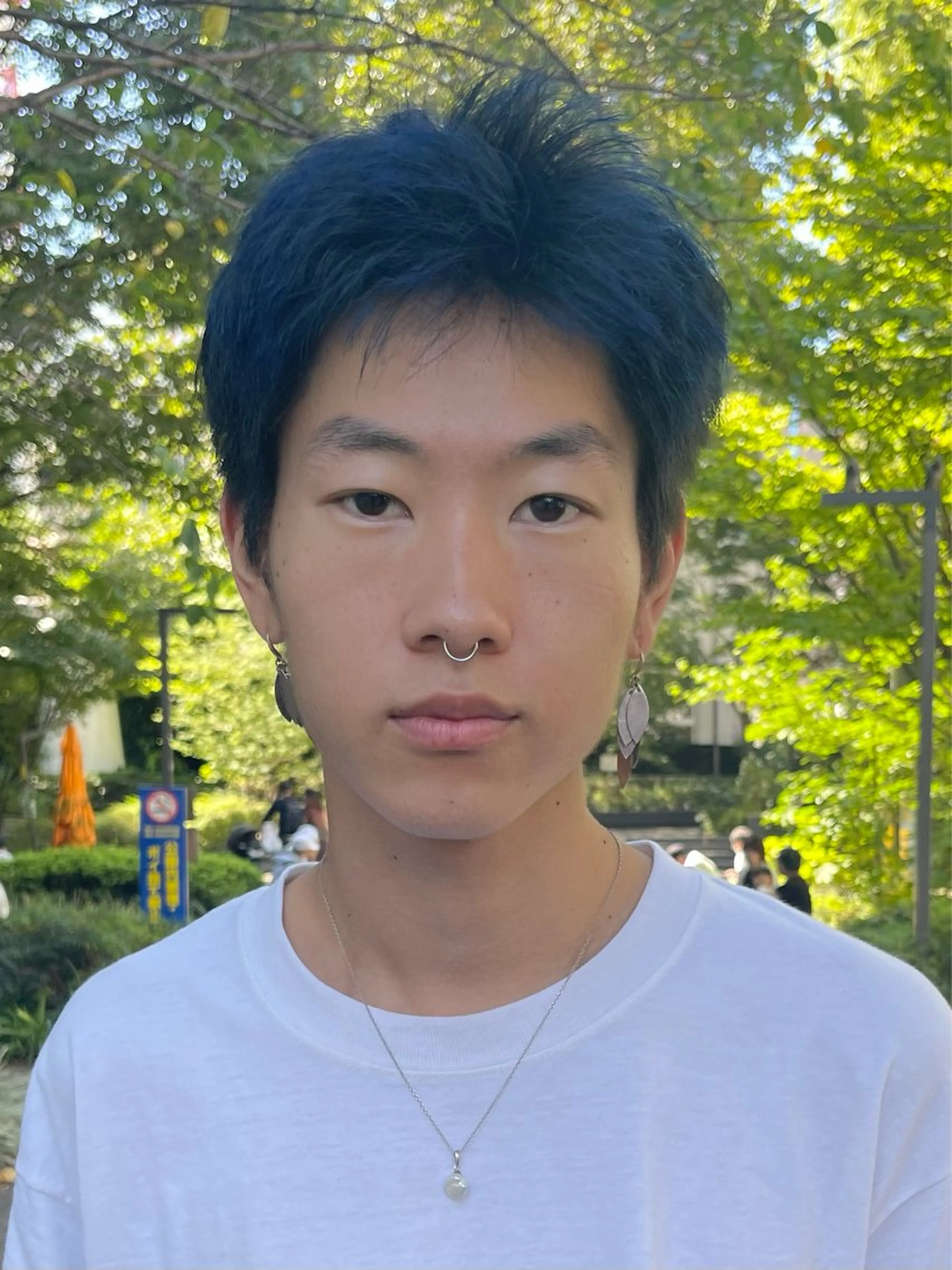 カラー メンズ メンズブリーチ 黒髪 ブリーチ ブルーカラー ブルーブラック カット ヘアカラー トリートメント メンズカット パーマ[佐橋]のヘアスタイル