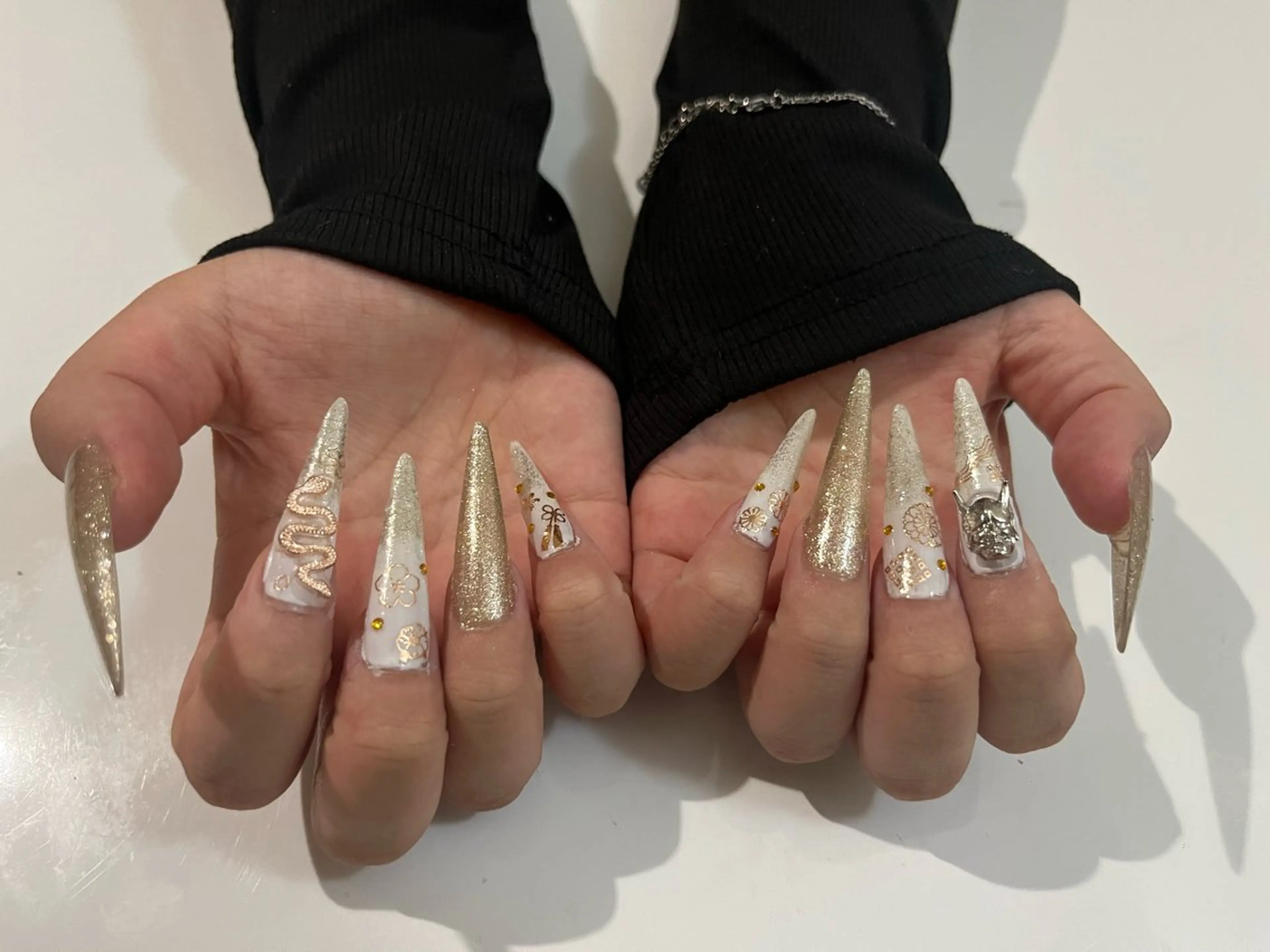 ネイル 成人式 グラデーション ラメ(グリッター) ラメグラデーション ネイルチップ Anela所属・Anela 広島ハンドケアサロンのエステ・リラクイメージ