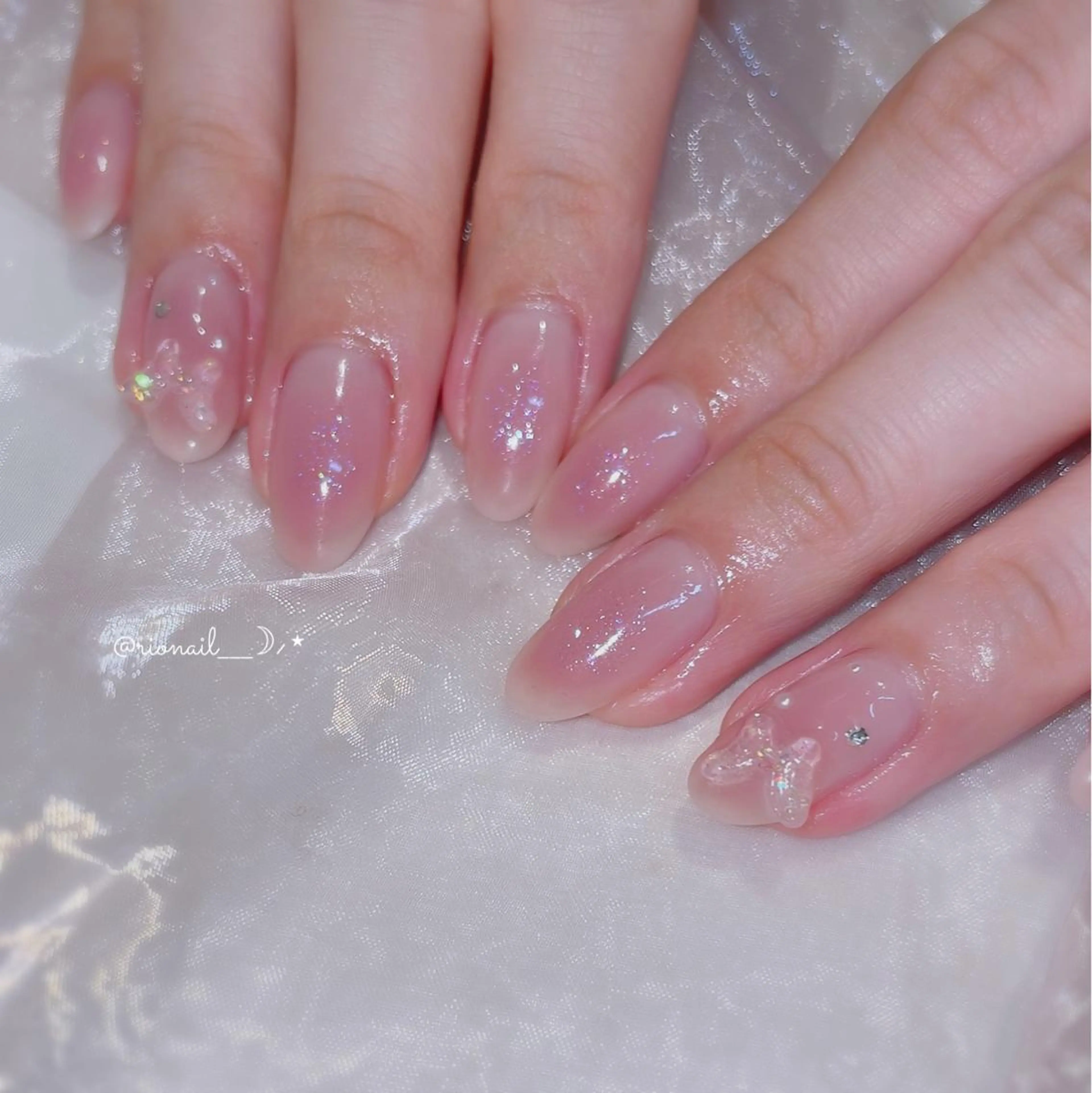 ネイル チークネイル ラメ(グリッター) 𝘙𝘪𝘰𝘯𝘢 ...🕯🤍のネイルデザイン
