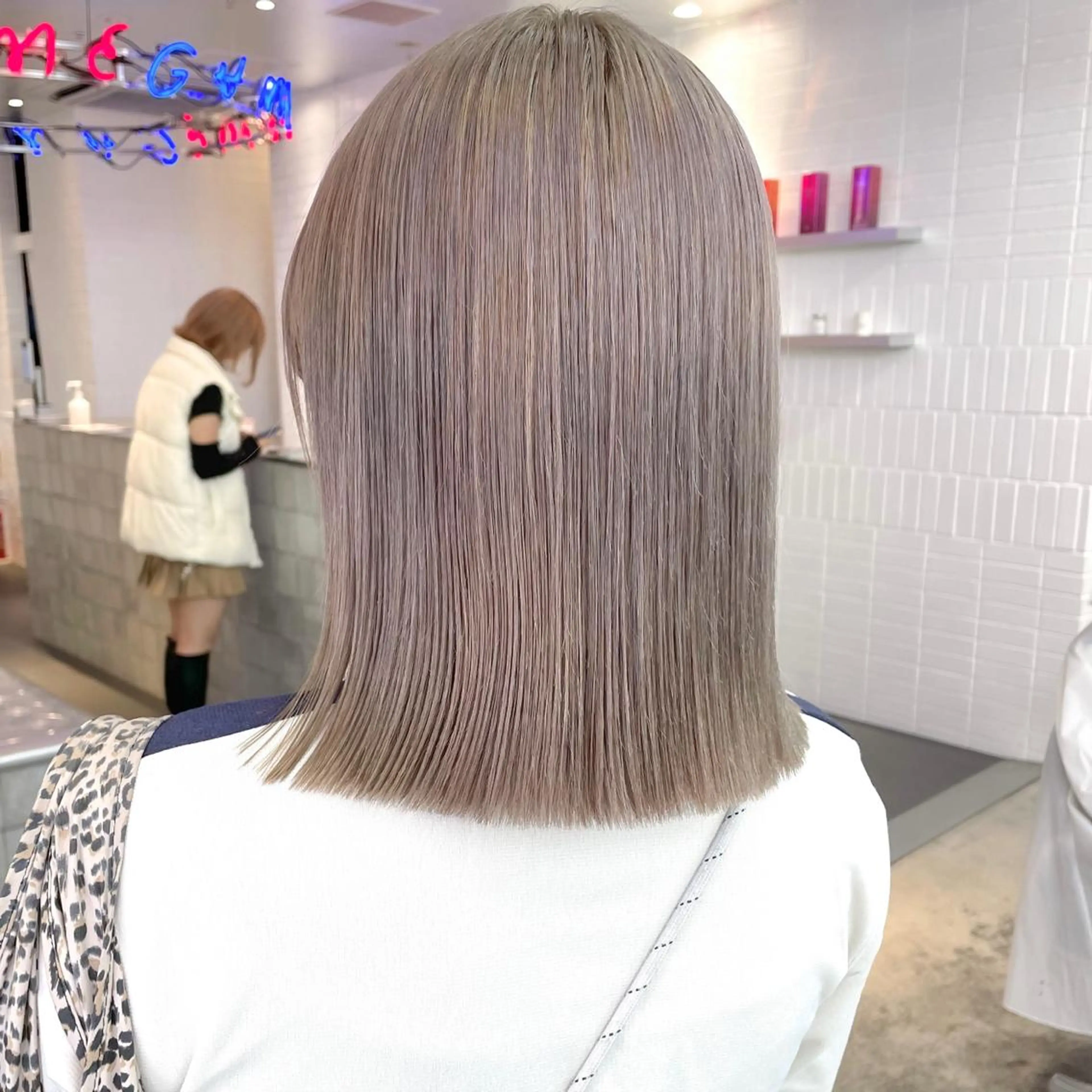 ミディアム カラー ヘアアレンジ メンズ キッズ ネイル マツエク・マツパ アイブロウ グレージュ ホワイト カット ヘアカラー トリートメント ボブ×柔らかいカラー 🩰misaki𓍼のヘアスタイル