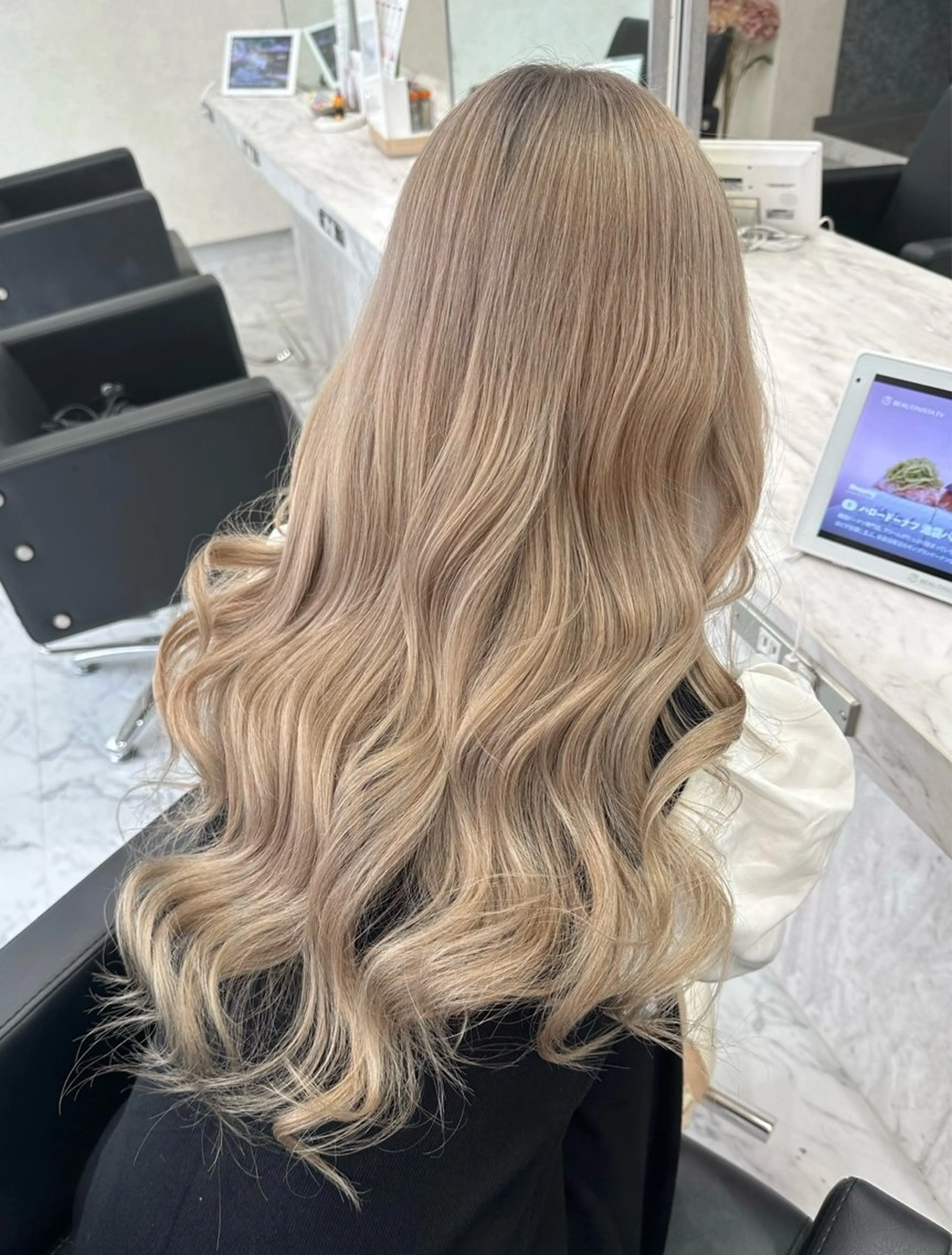 ロング カラー ヘアカラー ハイトーン/韓国風 🤍Nacchi🐈のマツエク・マツパデザイン