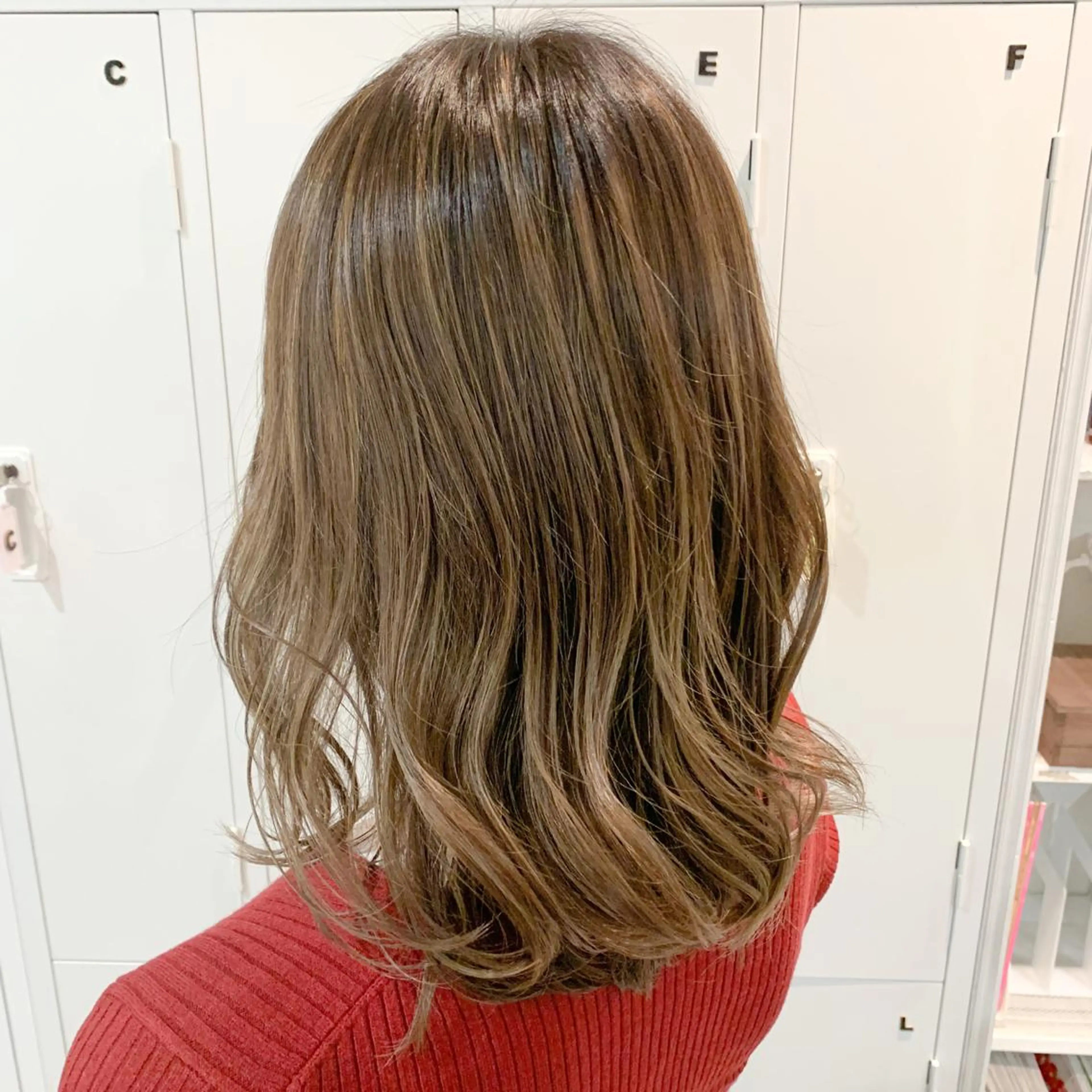 セミロング カラー ハイライトカラー ハイライト ヘアカラー FERIA fam 小林勇太のヘアスタイル