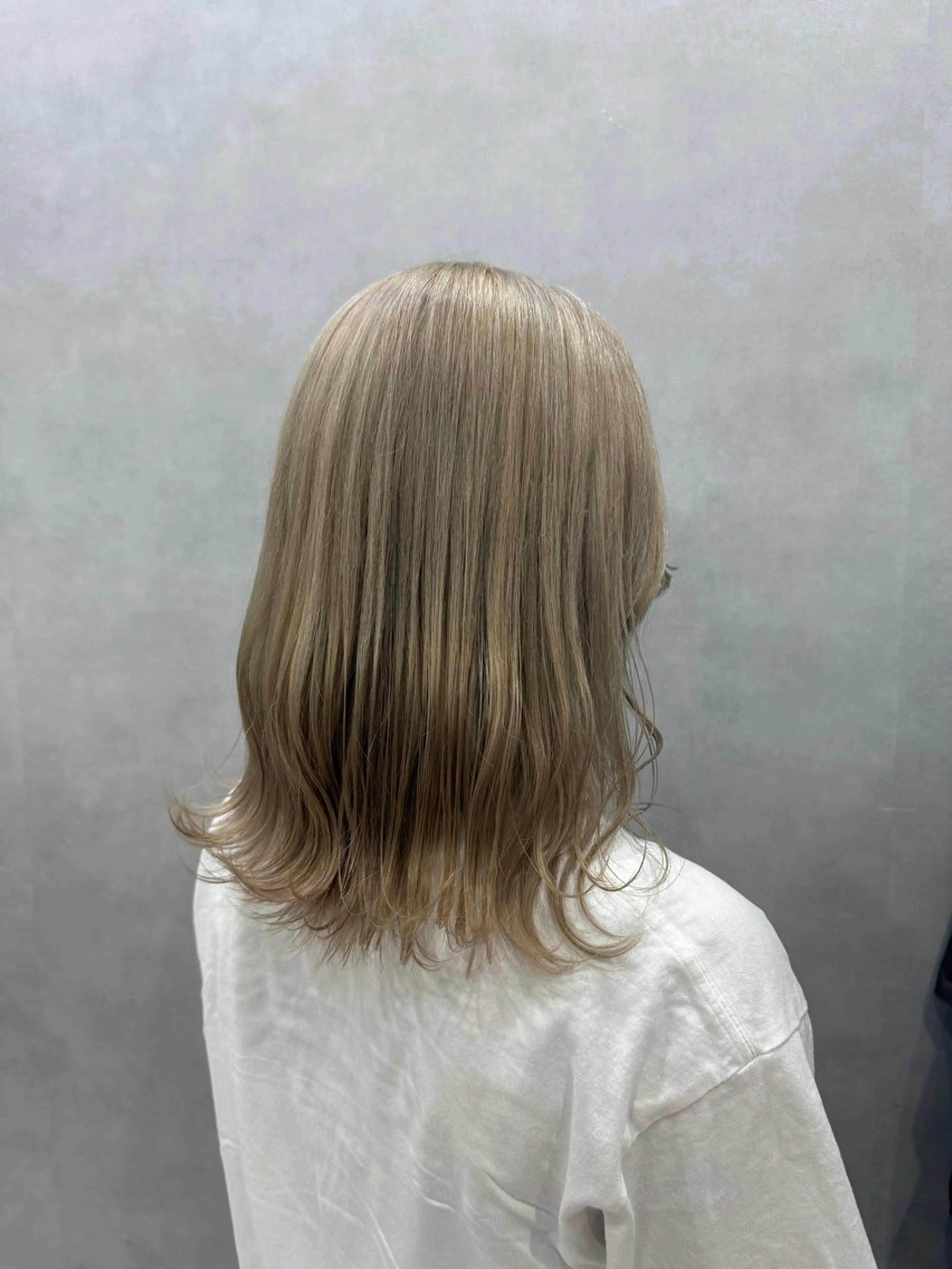 ミディアム カラー ベージュカラー ホワイトベージュ カット ヘアカラー トリートメント 透明感カラー/パーマ 🌀アオノのヘアスタイル