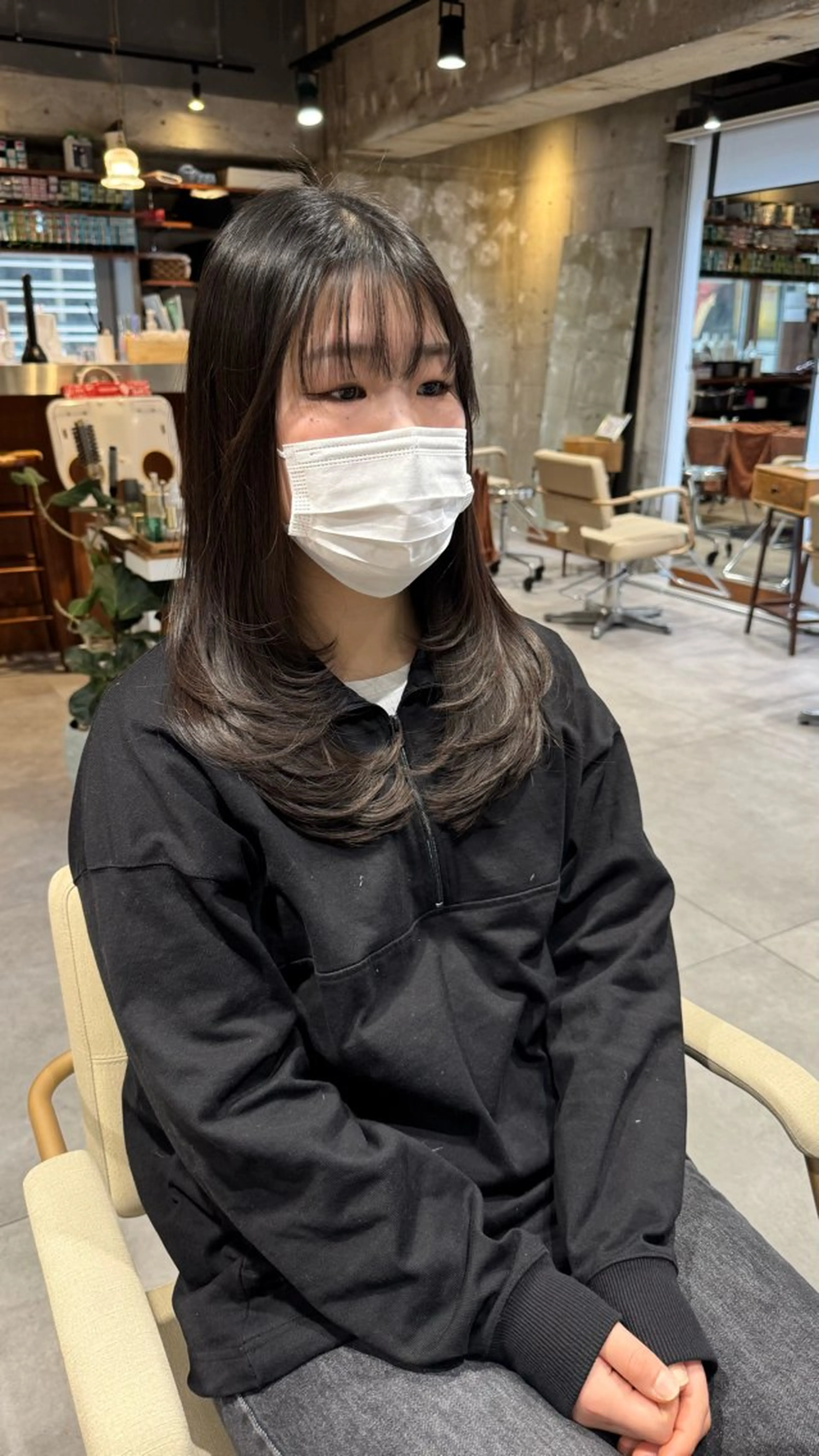 セミロング esse大阪茶屋町店所属・レイヤーカット 新井田陽寿のヘアスタイル