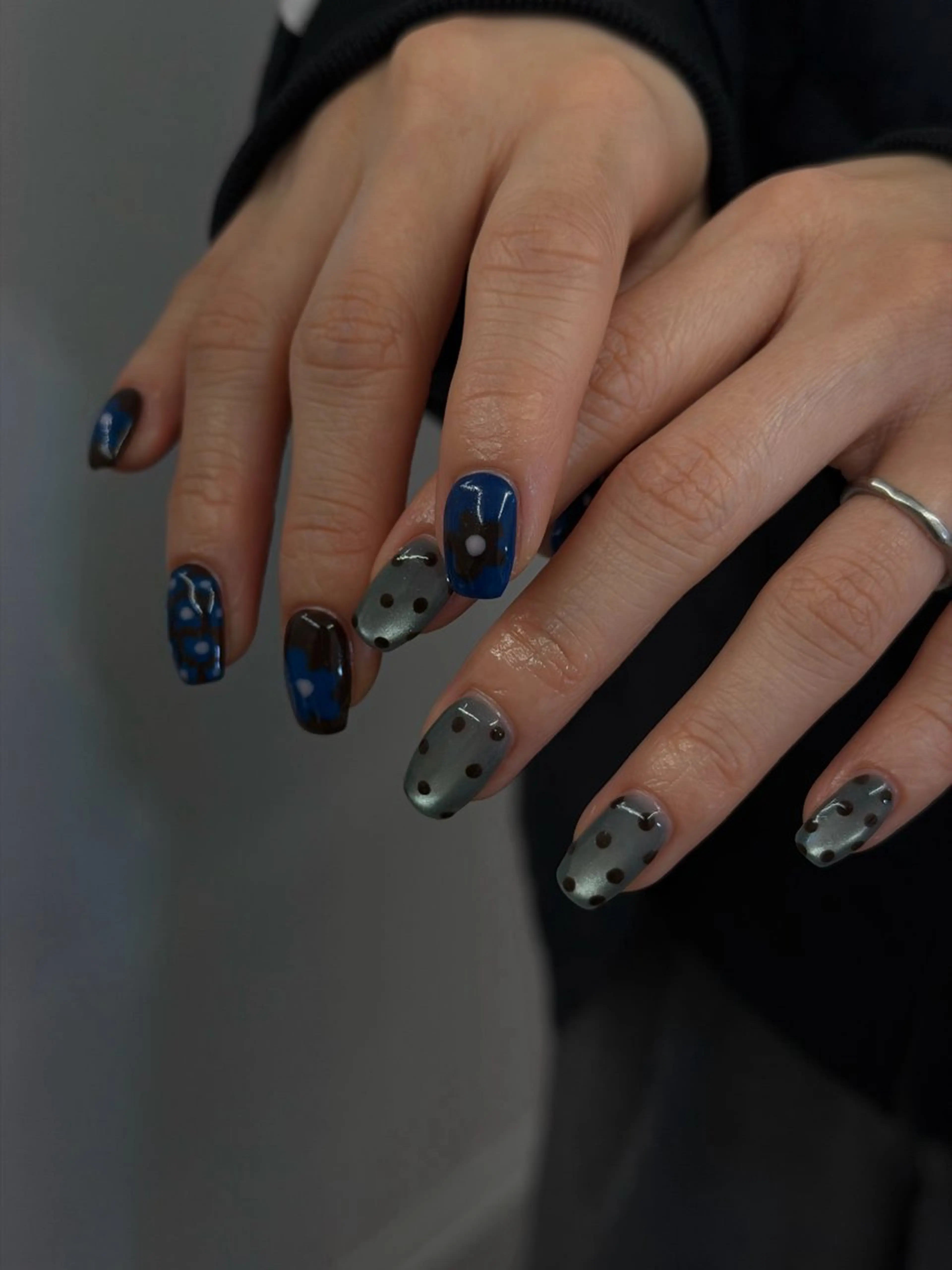 ネイル ブルー ドット ジェルネイル キラキラネイル マグネットネイル ハンドネイル ハンドケア Bana_ Nailのネイルデザイン