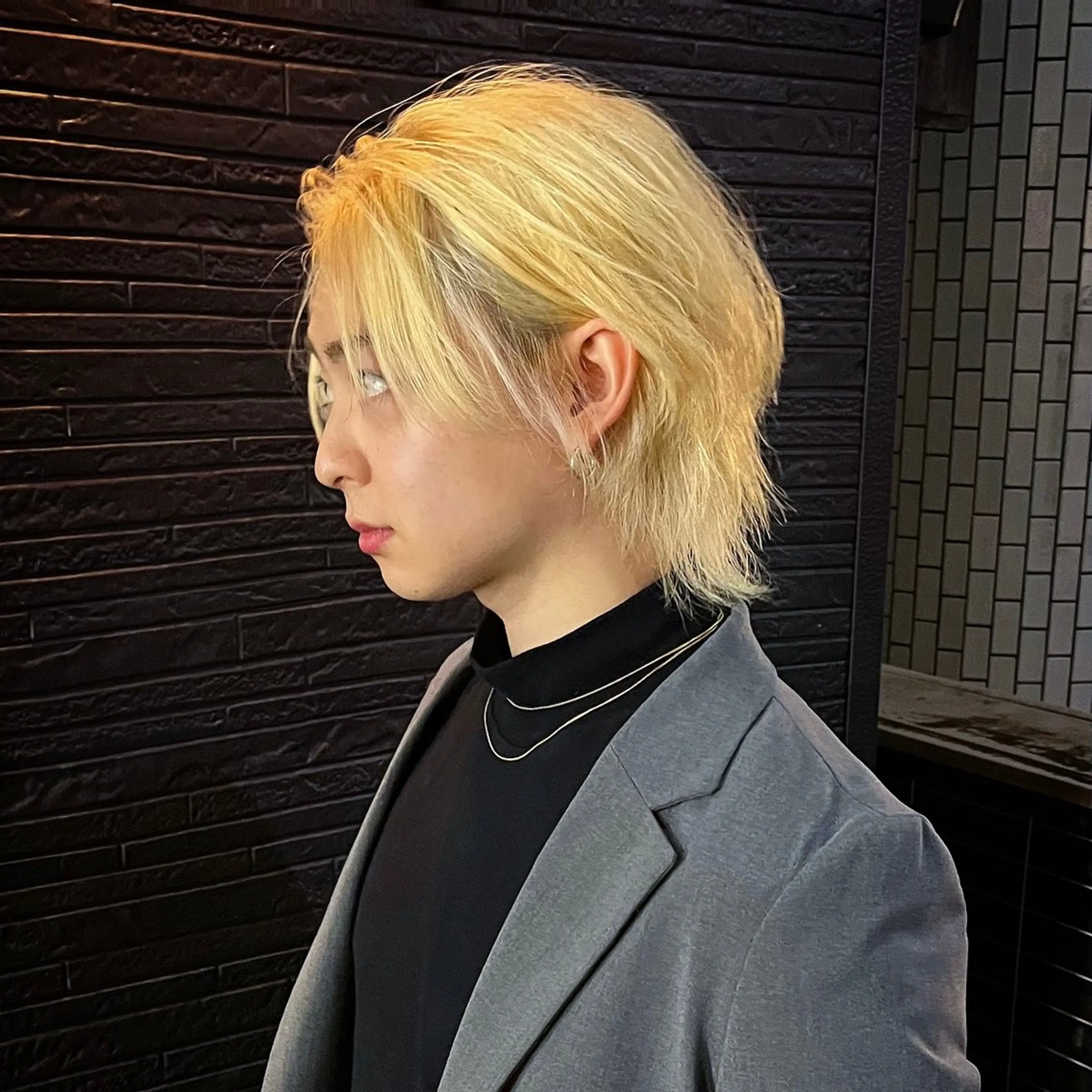 ミディアム パーマ メンズ ミディアムパーマ センターパート メンズ韓国風 メンズパーマ メンズウルフカット masahiro 波巻きシャドウパーマのヘアスタイル