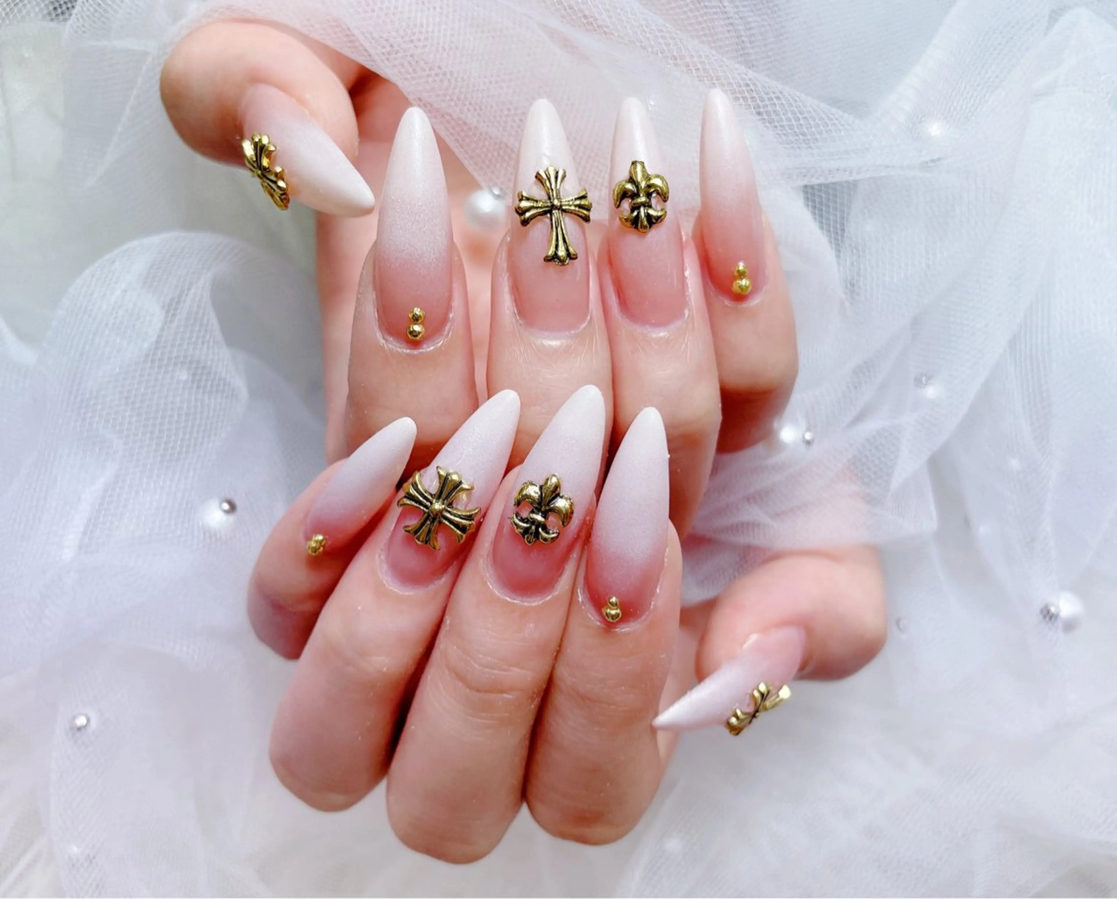 ネイル アートネイル キラキラネイル 韓国ネイル 水色 ロングネイル ハンドネイル ハンドケア NailDemure 【銀座店】のネイルデザイン