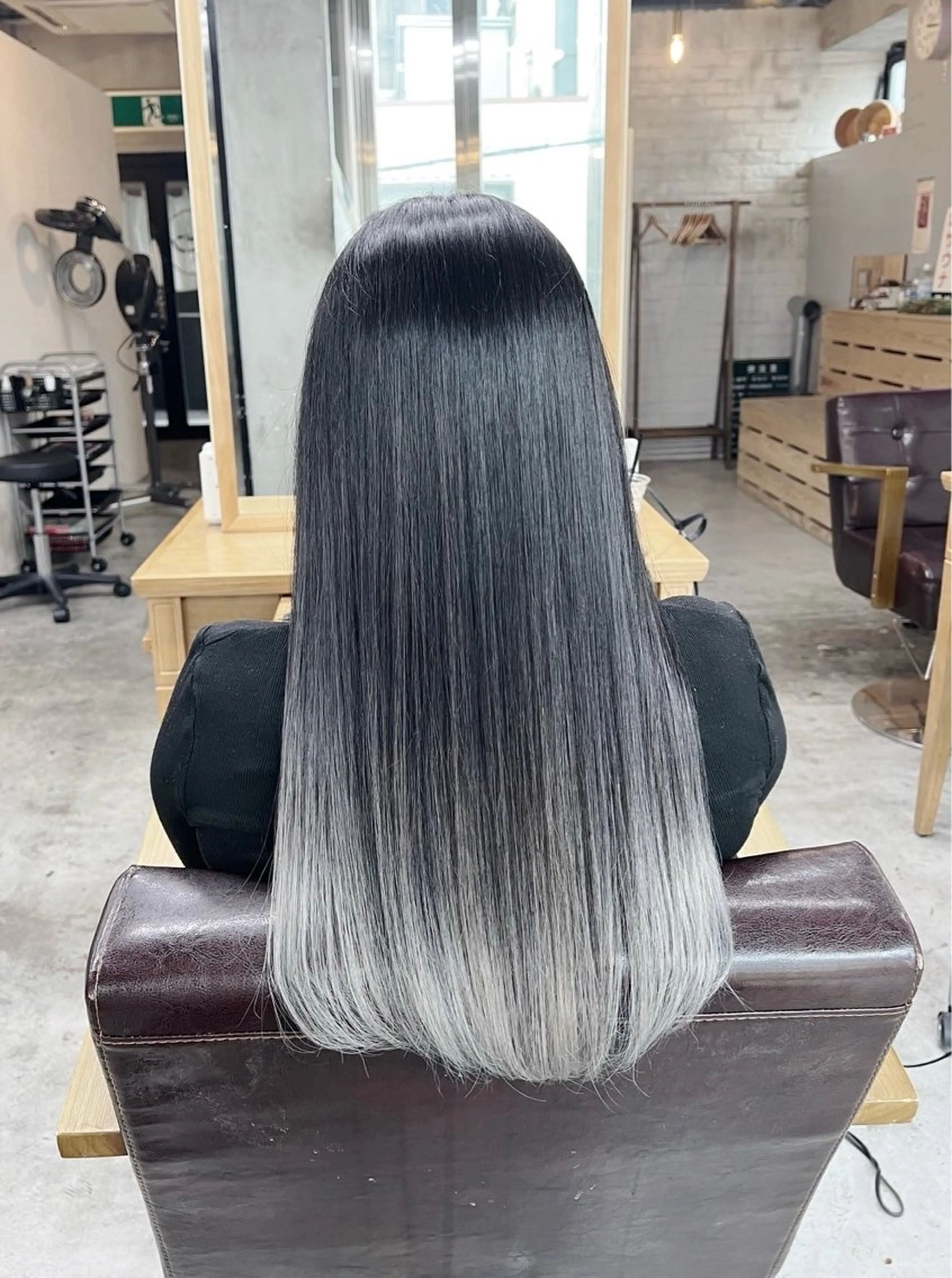 セミロング カラー バレイヤージュ シルバー ホワイトシルバー レイヤーカット ヘアカラー トリートメント ROBIN所属・指名数No.1 /NAOYAのヘアスタイル