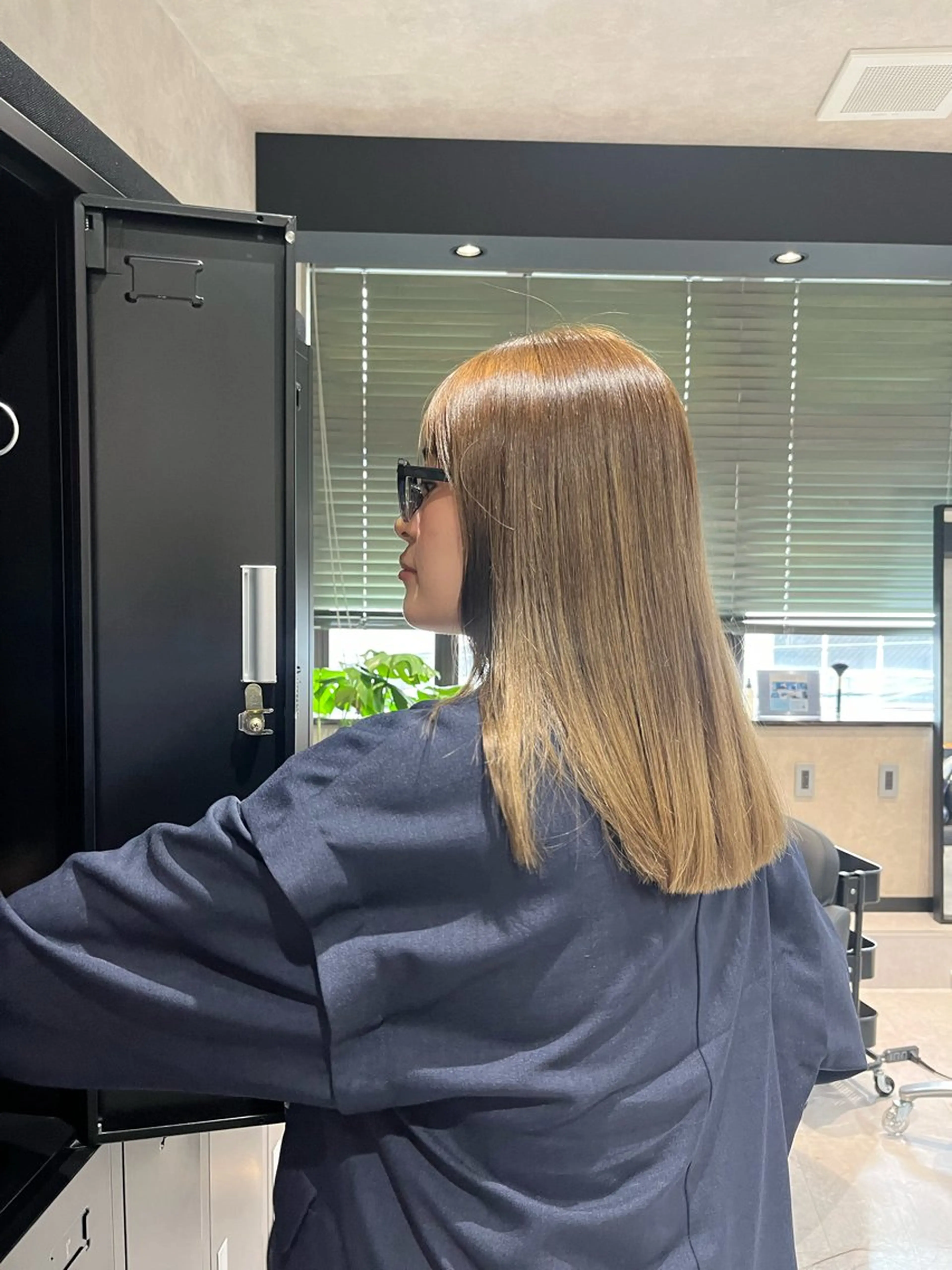 セミロング カラー room肥後橋所属・room ヨネヤマのヘアスタイル