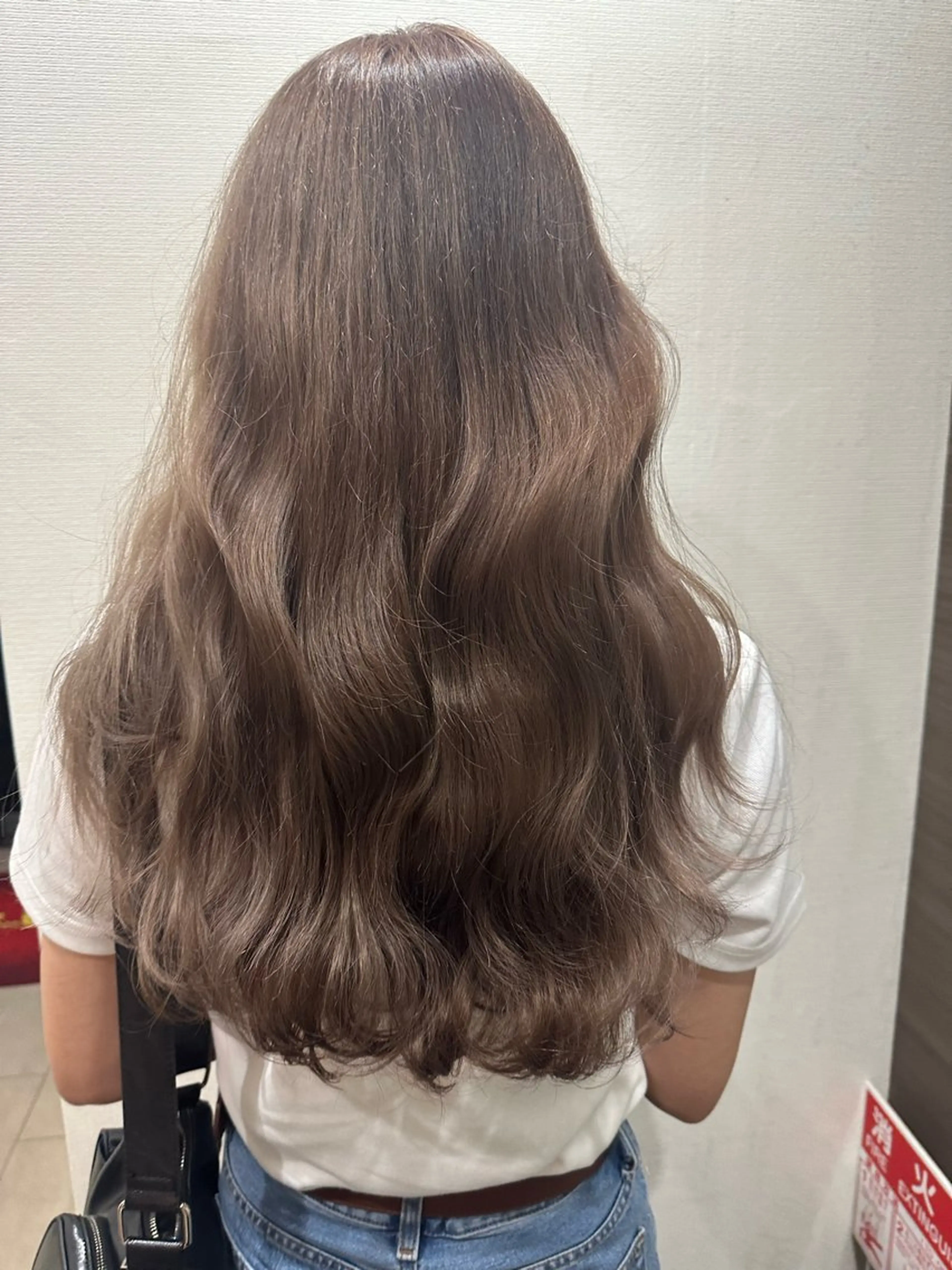 ロング カラー ベージュカラー ブリーチ ミルクティーベージュ カット ヘアカラー トリートメント yu-kiハイトーン /ブリーチ無しカラーのヘアスタイル