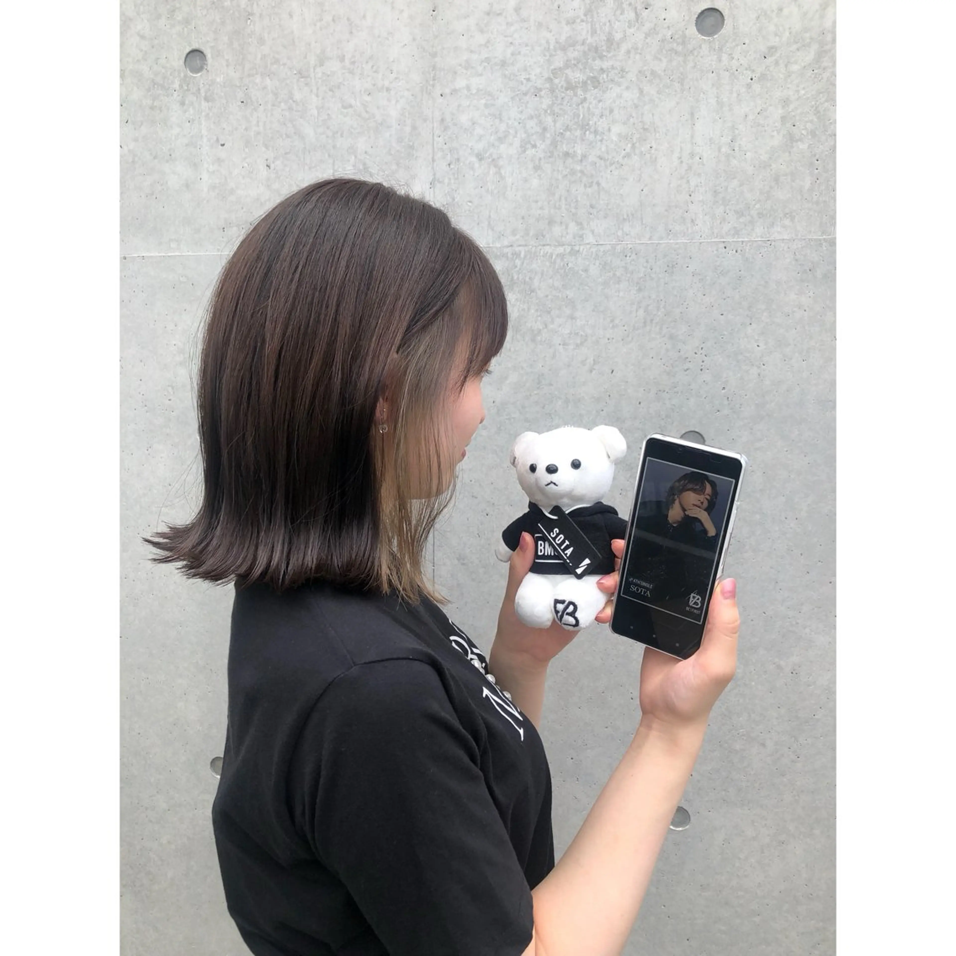 ミディアム カラー ベージュカラー ブリーチ 透明感カラー イヤリングカラー ミルクティーベージュ 推しカラー✨ オタク美容師ユウカのヘアスタイル