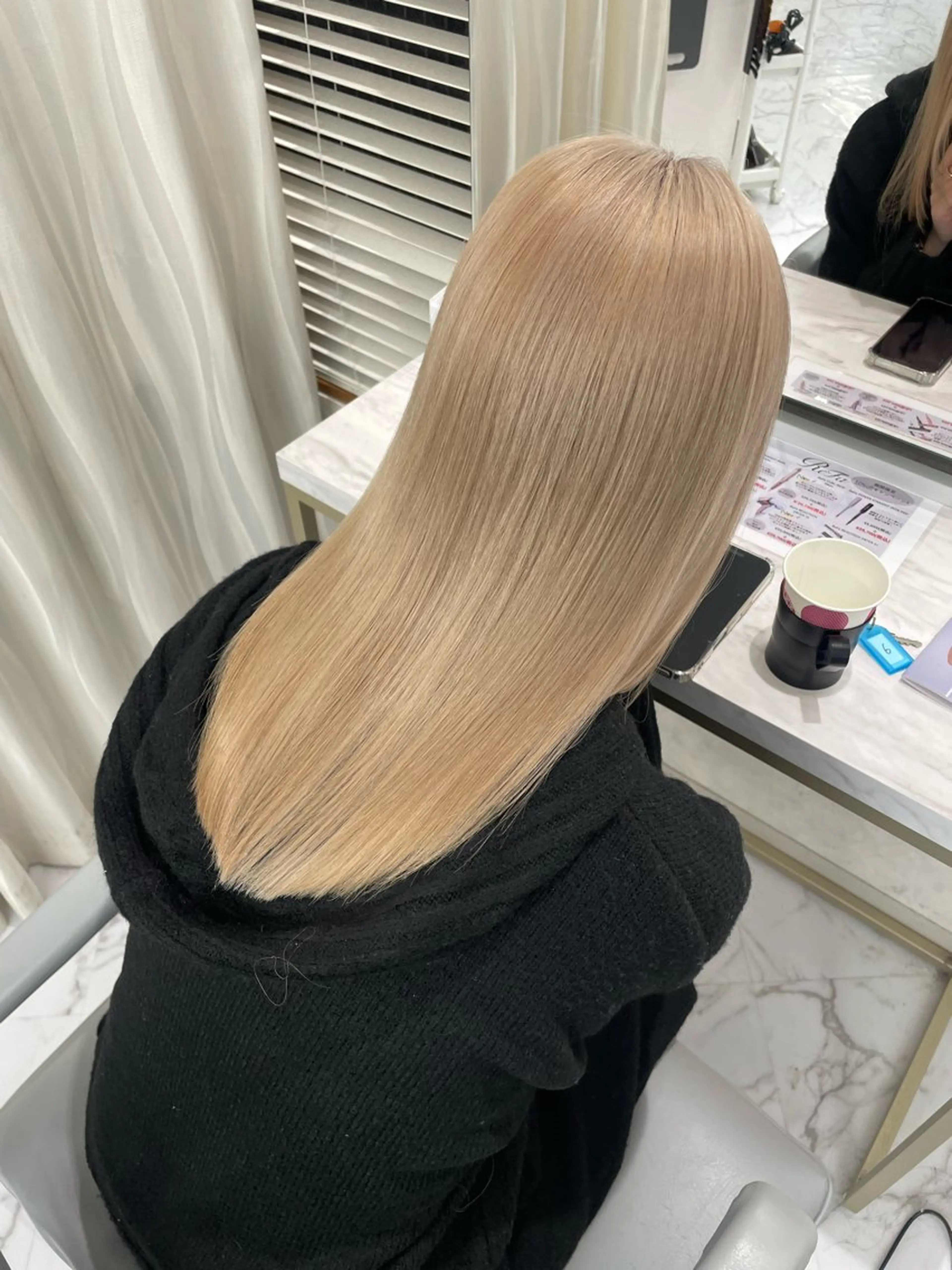 ミディアム カット ヘアカラー トリートメント youres hair 新宿3丁目店所属・🍫ハイトーン✖︎ 髪質改善🍫柴田のヘアスタイル