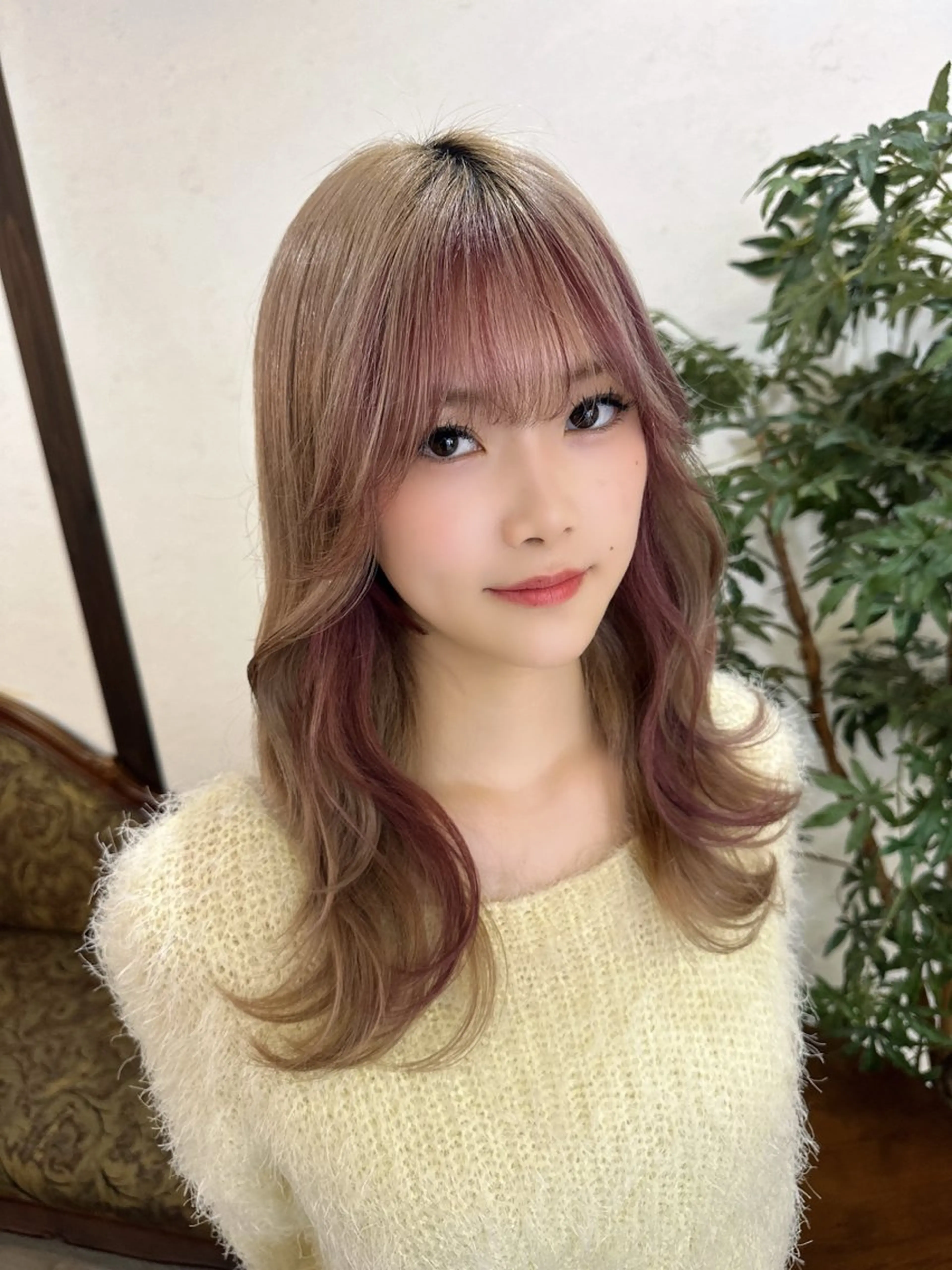 セミロング カラー 大潮 梨奈のヘアスタイル